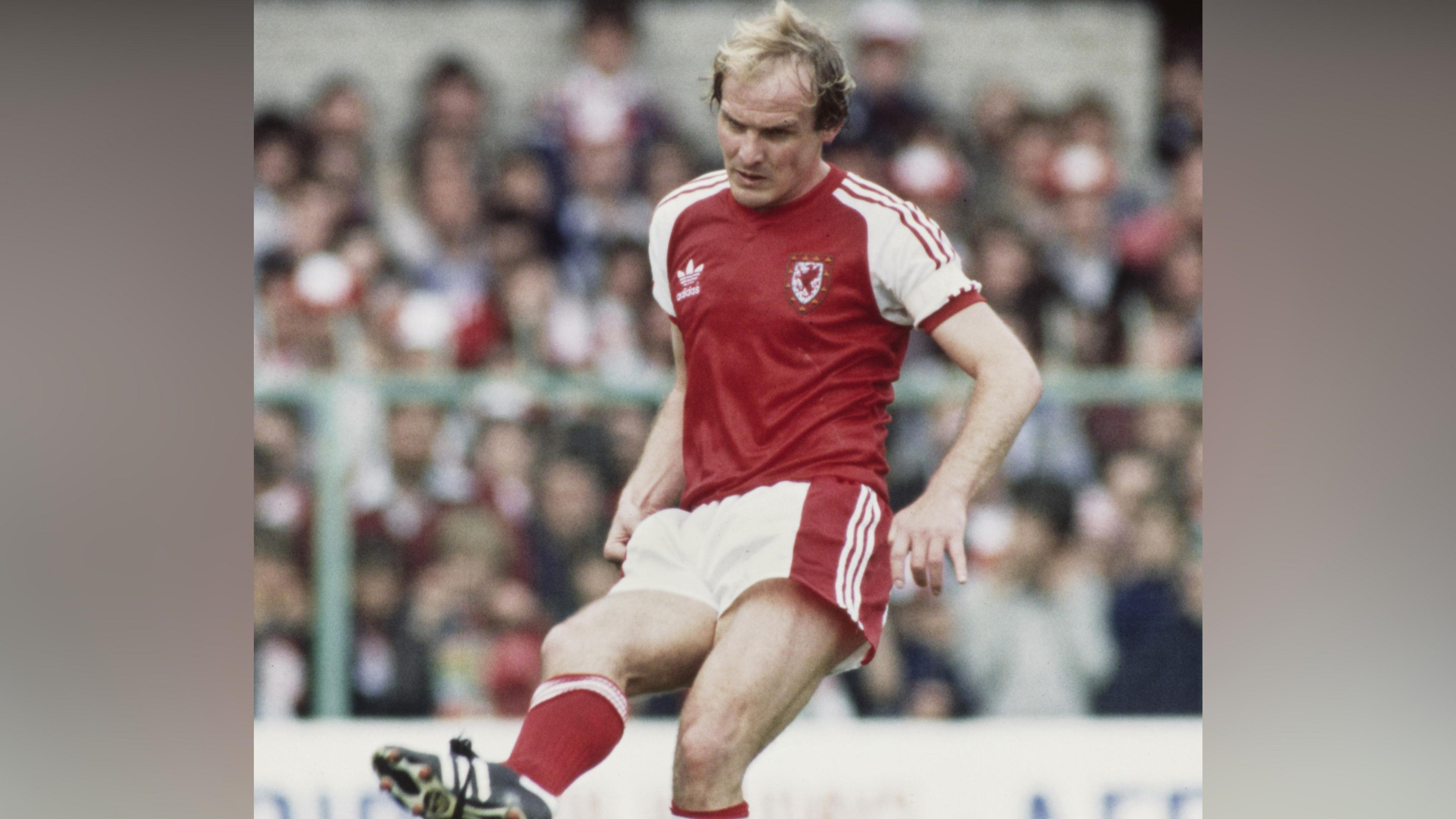 Terry Yorath yn chwarae i Gymru
