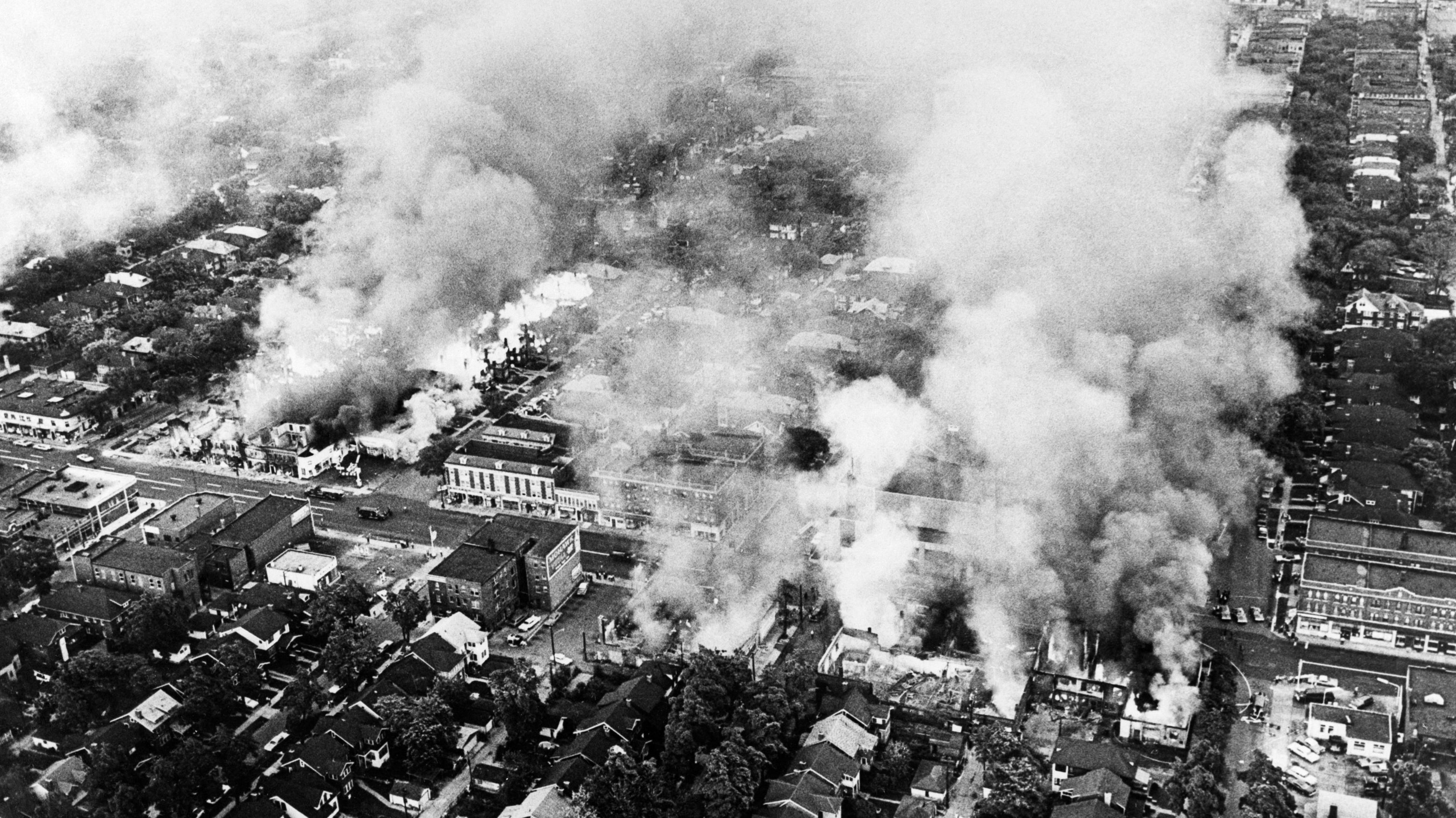 Llun o'r awyr o adeiladau ar dân yn Detroit