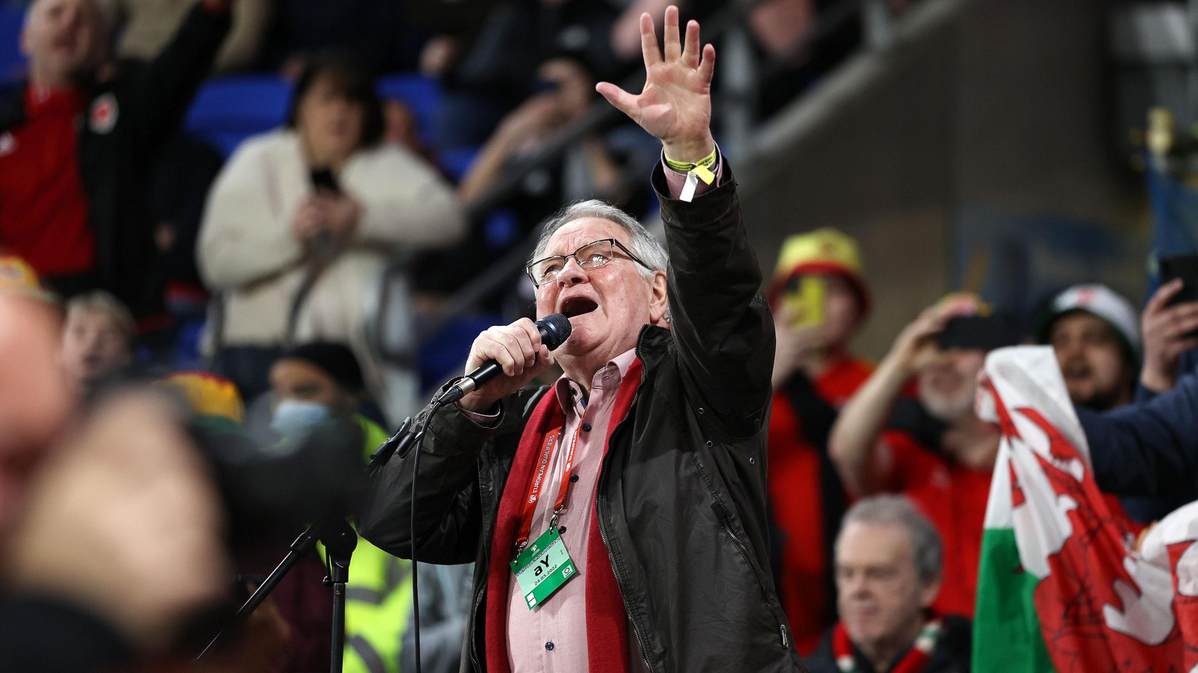 Legendary Welsh-language singer Dafydd Iwan performs Yma O Hyd before Wales play Austria in 2022