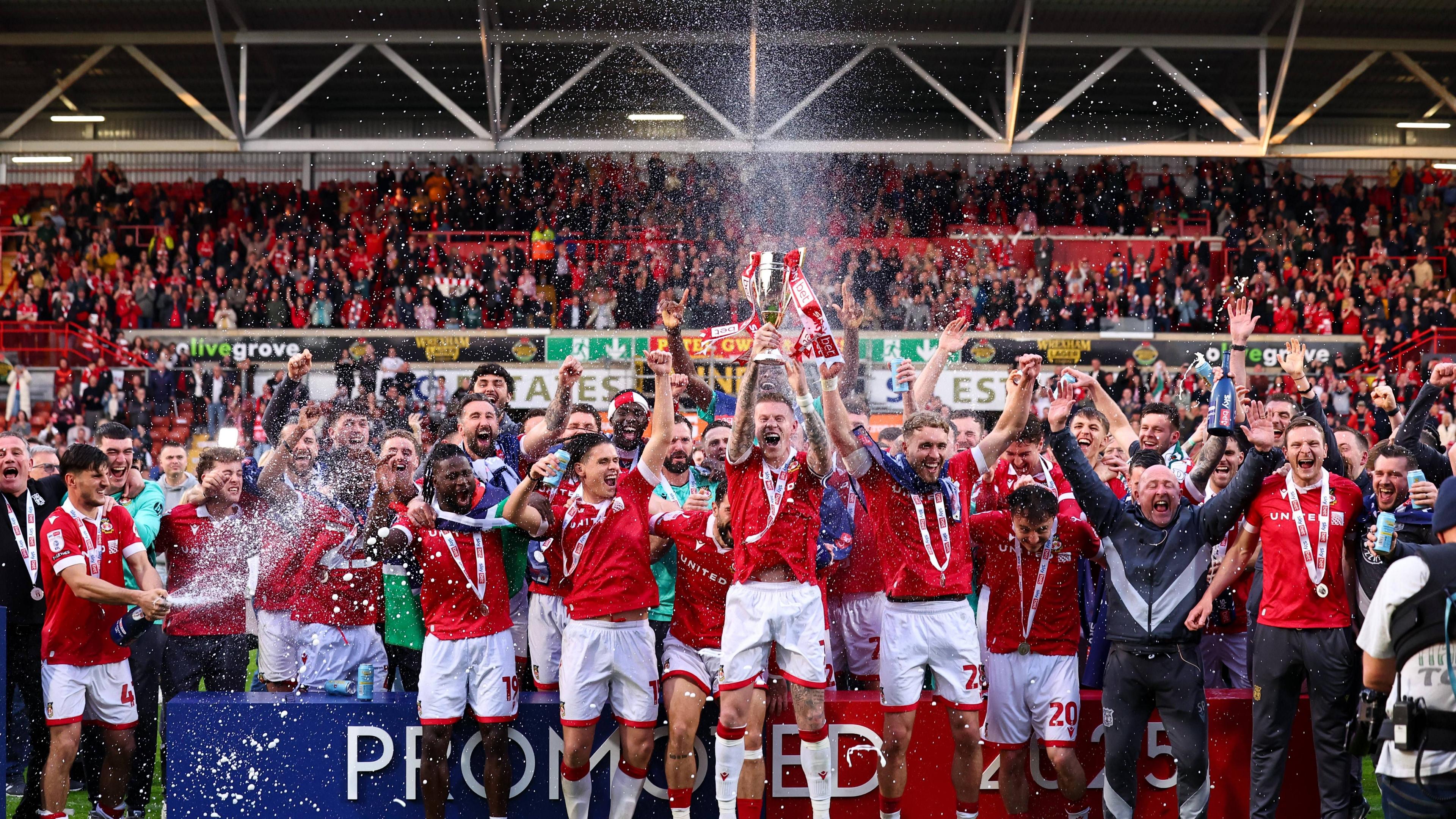 Wrecsam yn dathlu