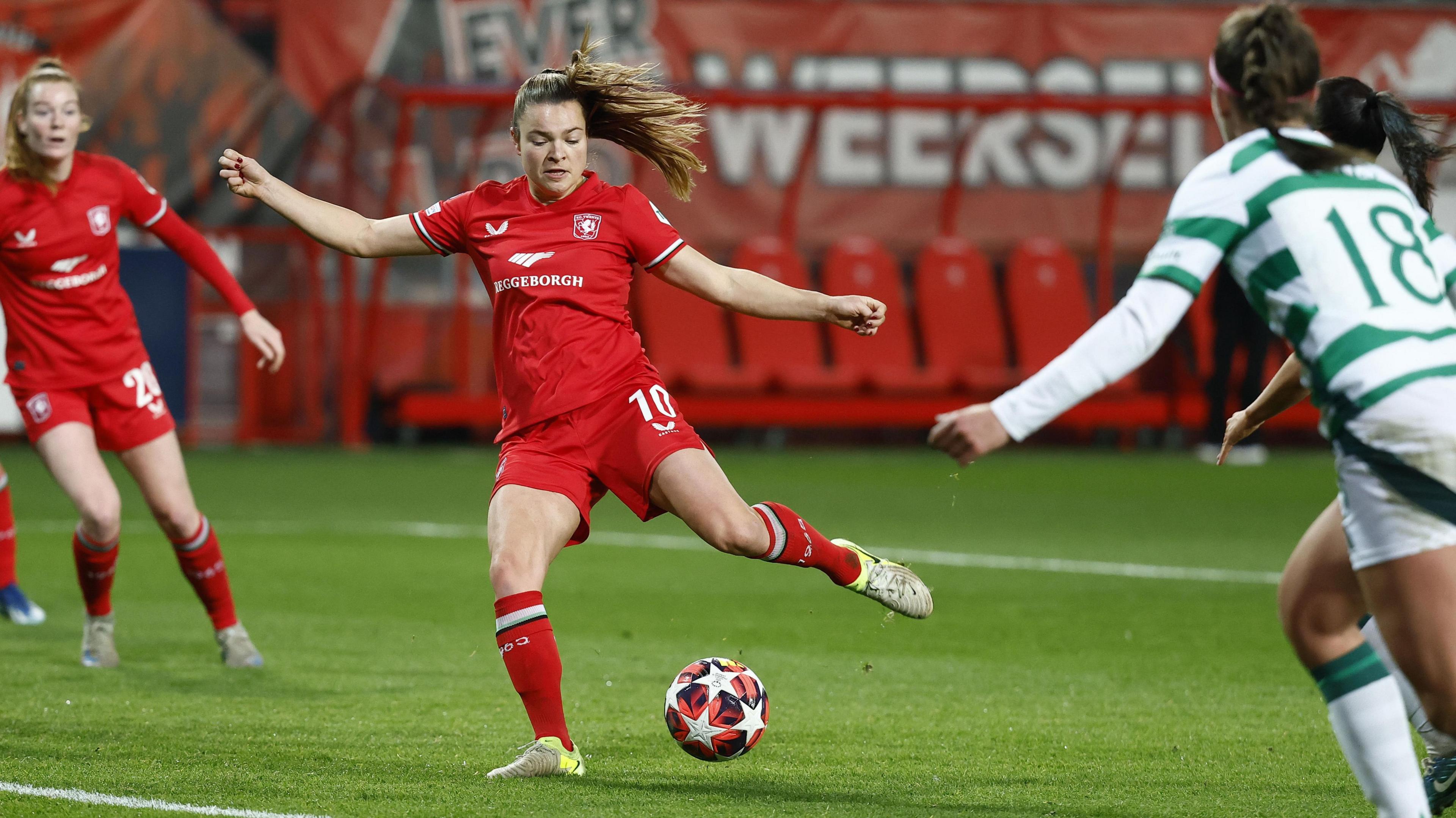 Kayleigh van Dooren scores for Twente against Celtic