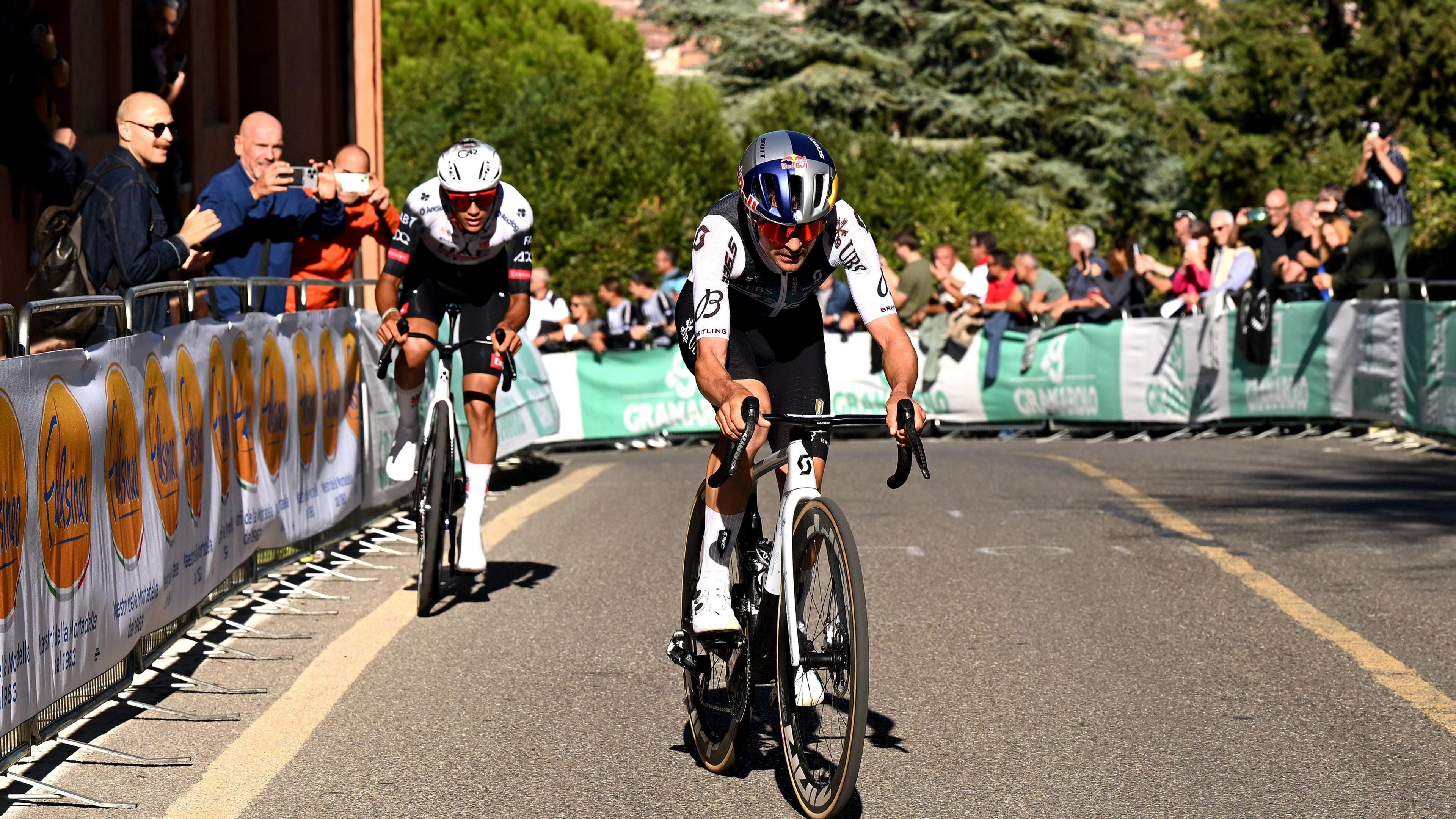 Thomas Pidcock attempts to chase down Isaac del Toro during the home straight at the Giro dell'Emilia