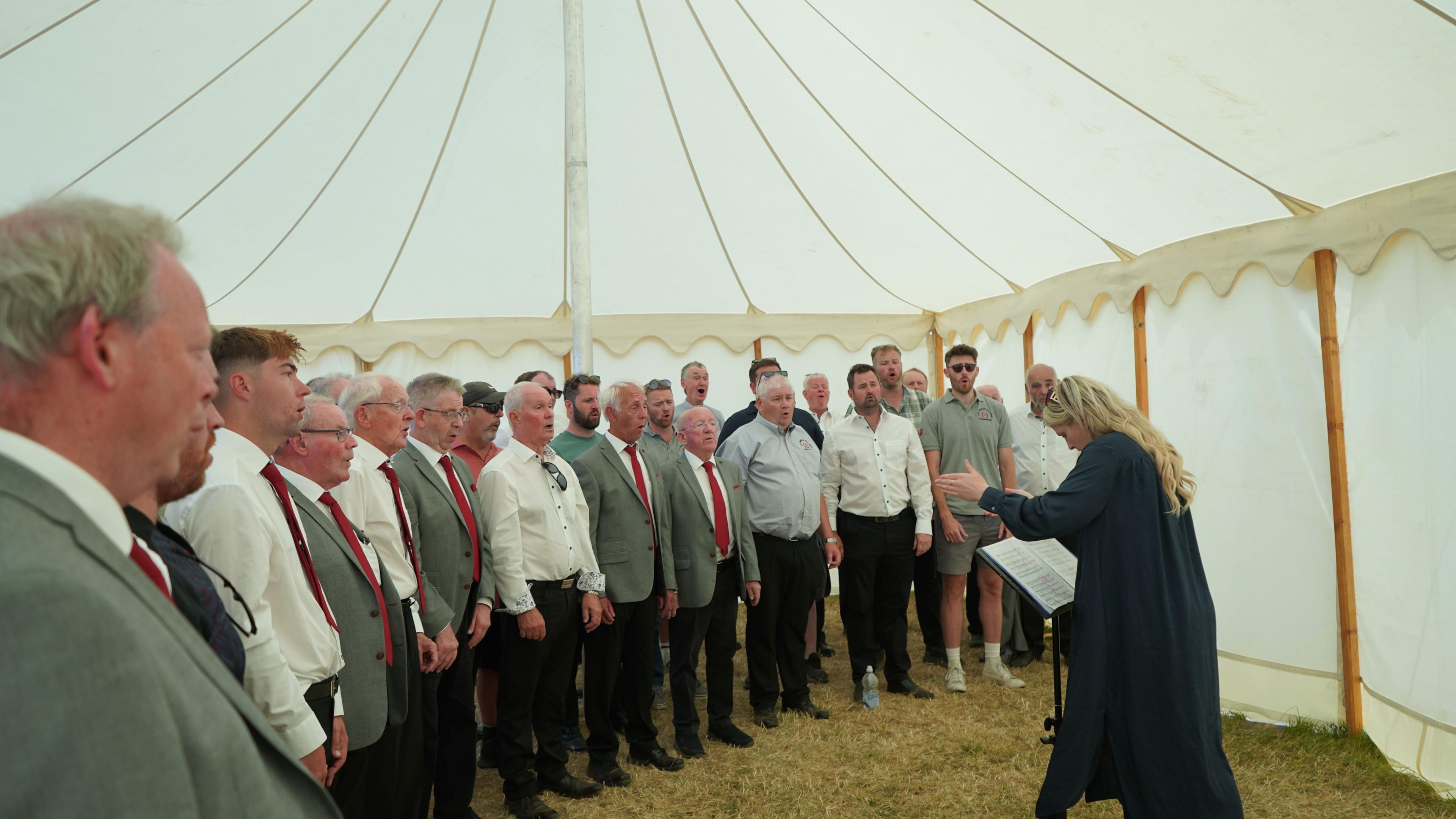 Côr Meibion Ar ôl Tri yn ymarfer cyn cystadlu