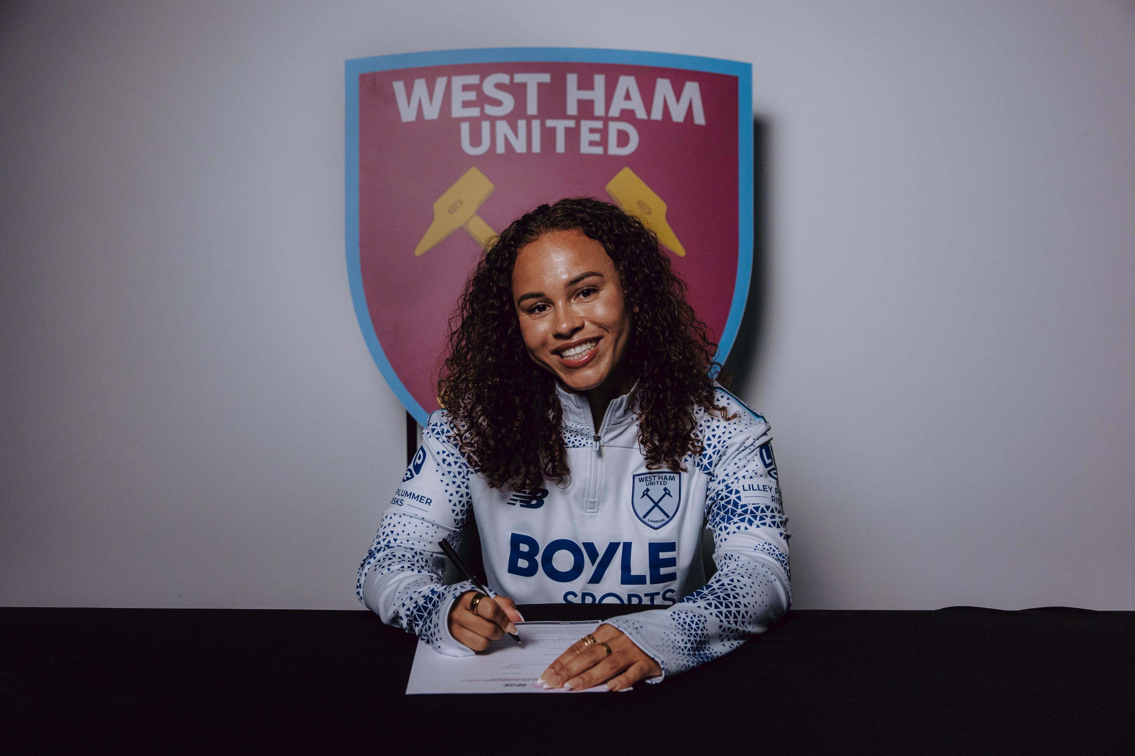 Ebony Salmon signing for West Ham