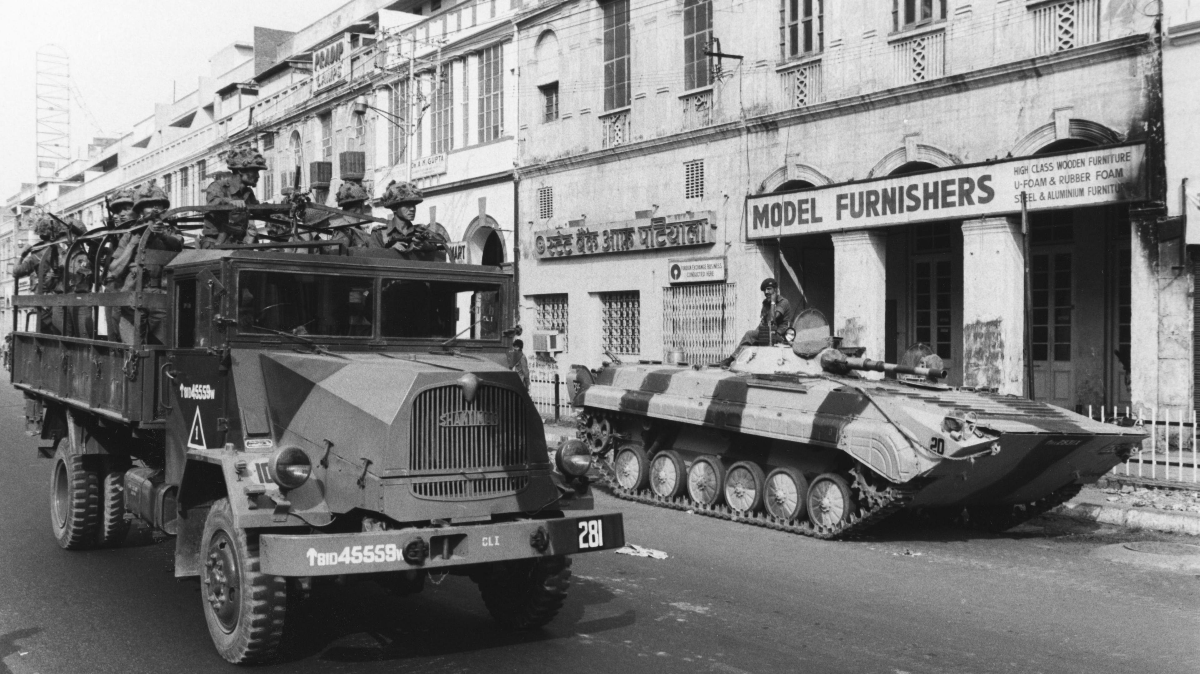 Après 4 jours d'émeutes intercommunautaires suite à l'assassinat de Indira Gandhi et qui ont fait 1100 morts, la vie commence a reprendre son cours malgré la présence de l'armée dans les rues le 4 Novembre 1984 à New Delhi, Inde. (Photo by Chip HIRES/Gamma-Rapho via Getty Images)
