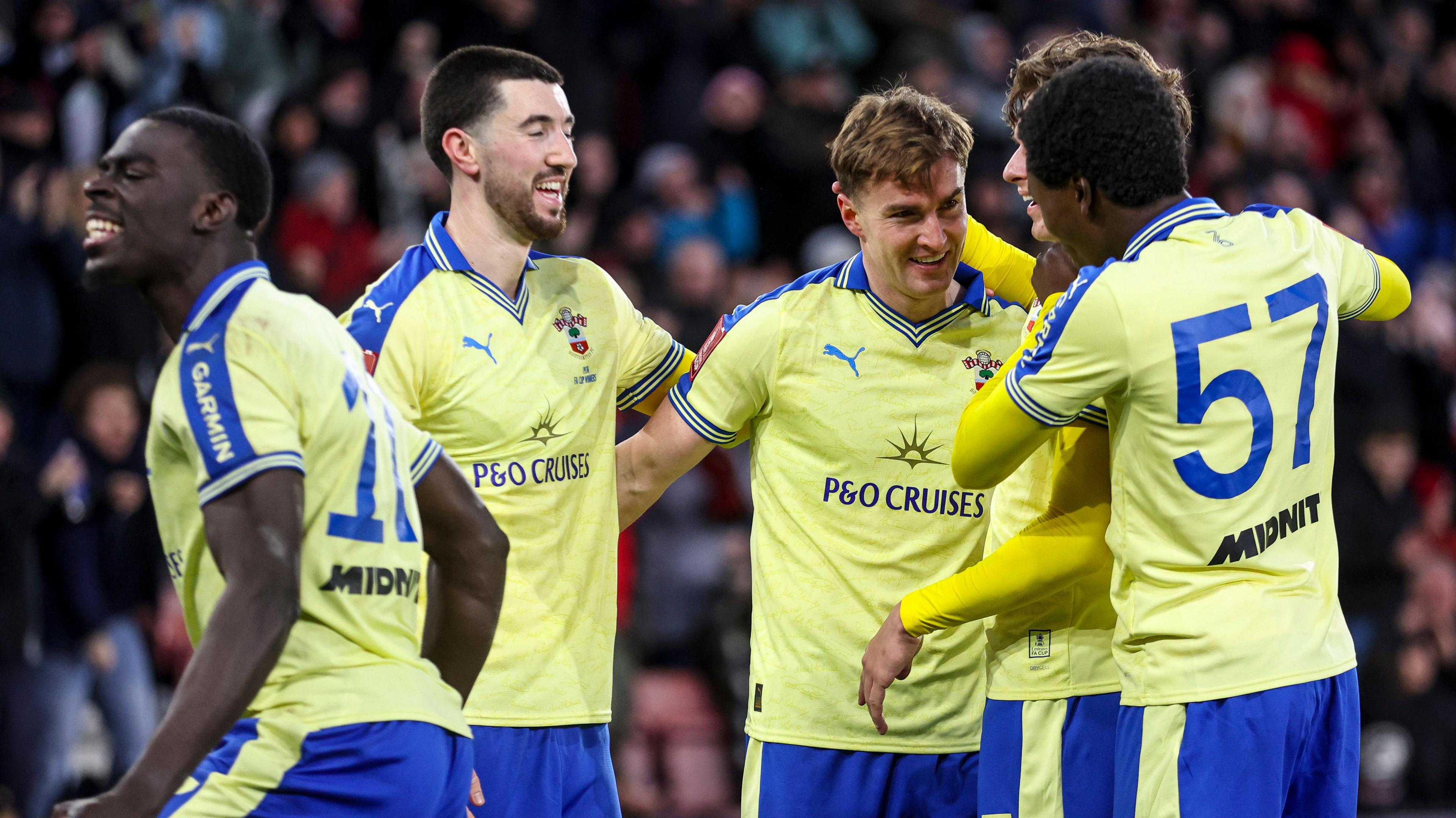 Los jugadores del Southampton felicitan a James Bree por su gol de la victoria contra el Leicester City con sus camisetas amarillas y azules.