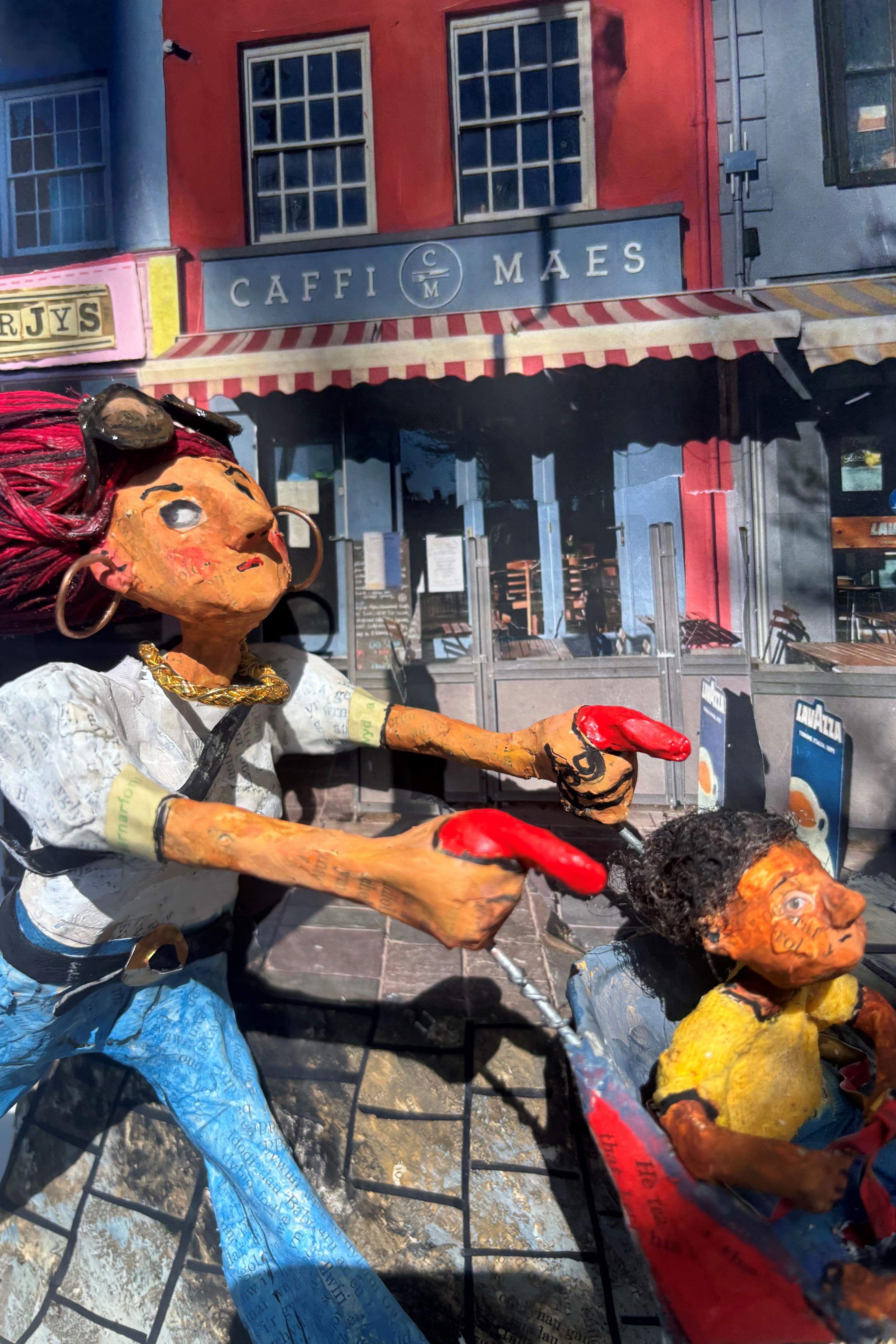 'Plentyn yn y pram ger Caffi Maes Caernarfon'