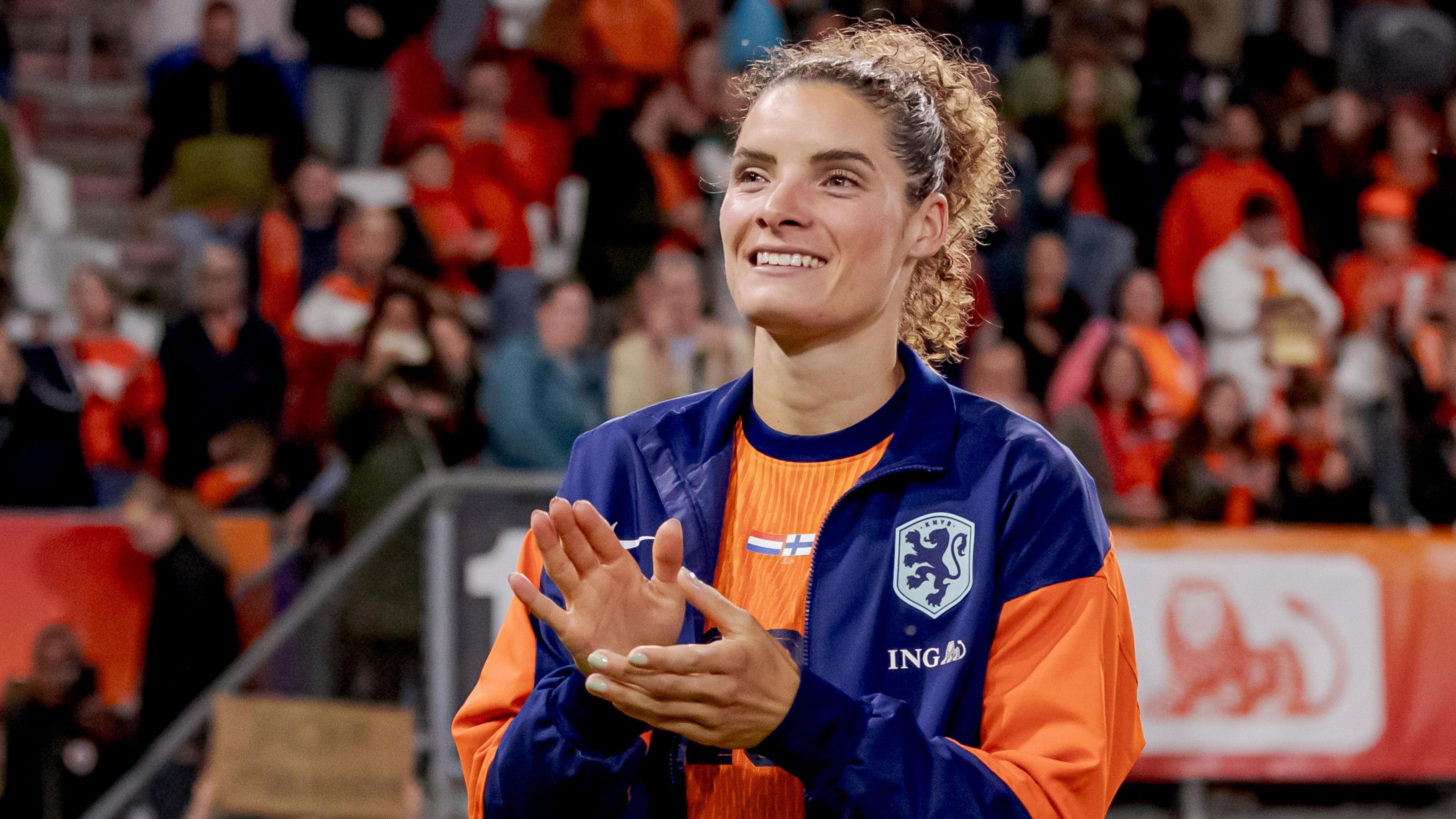 Dominique Janssen applauding