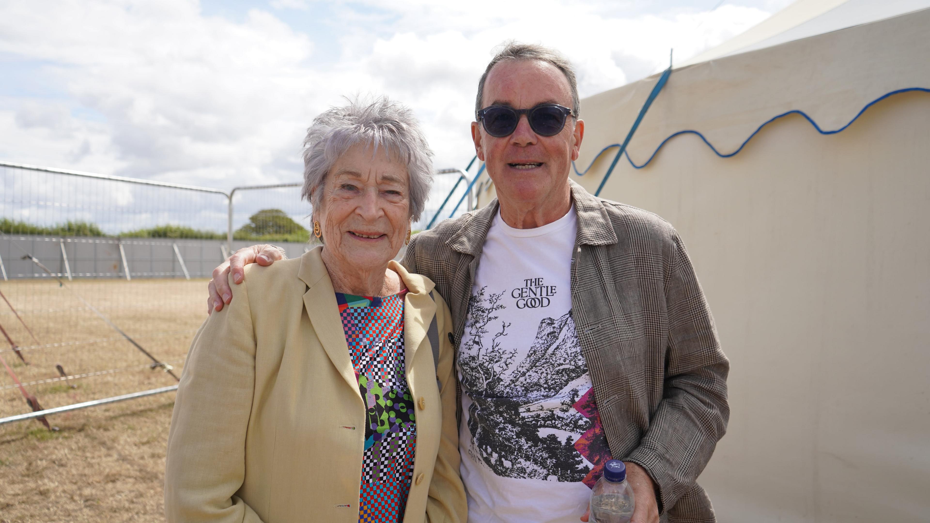 Cafodd Nic Parry ei holi gan Beti George ar gyfer ei rhaglen radio Beti a'i Phobol yn Y Babell Lên heddiw