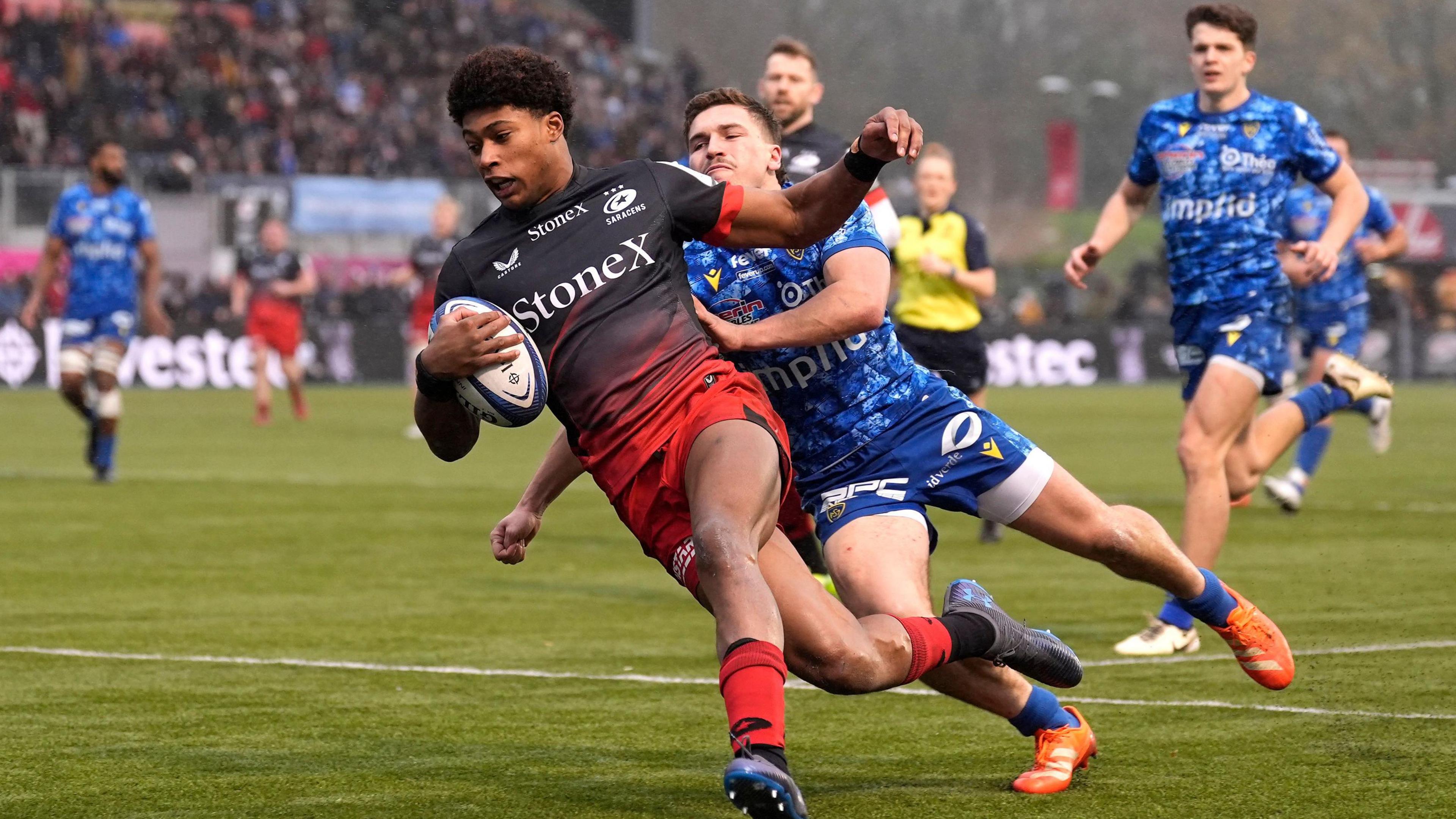 Noah Caluori scores a try for Saracens against Clermont Auvergne
