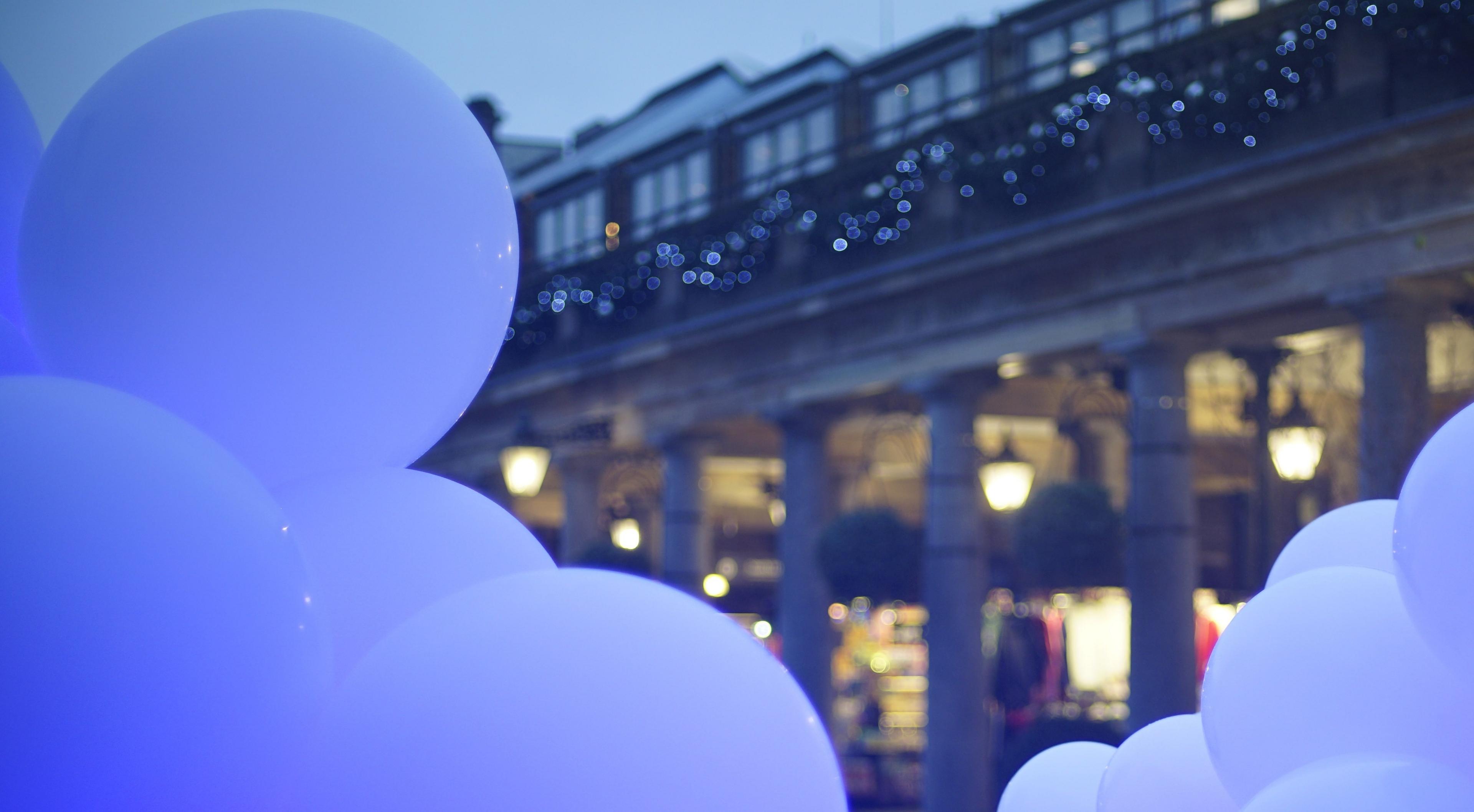 blue-balloons-at-the-display