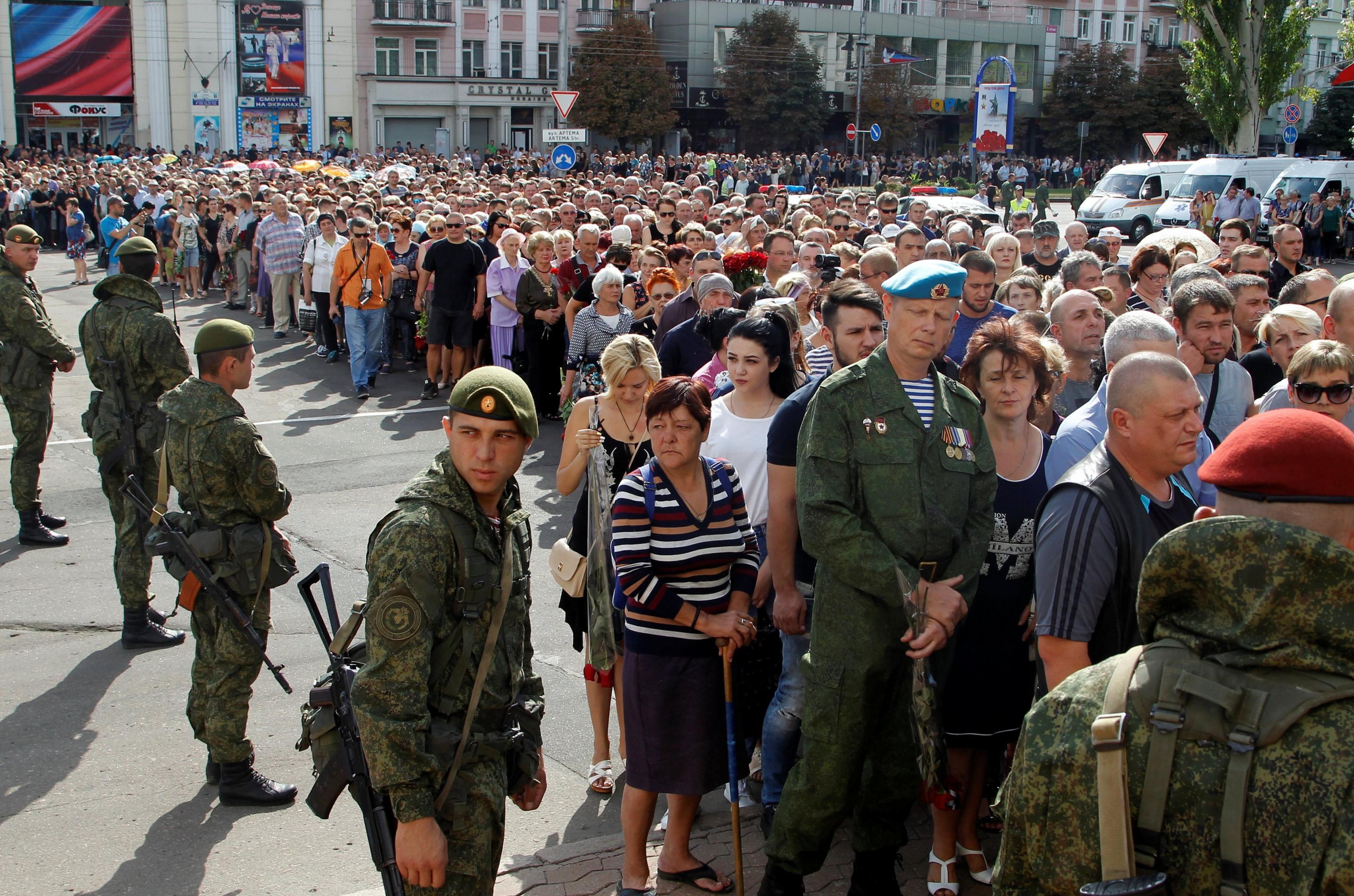 People wait in line to pay their last respects to separatist leader Alexander Zakharchenko, 2 September 2018