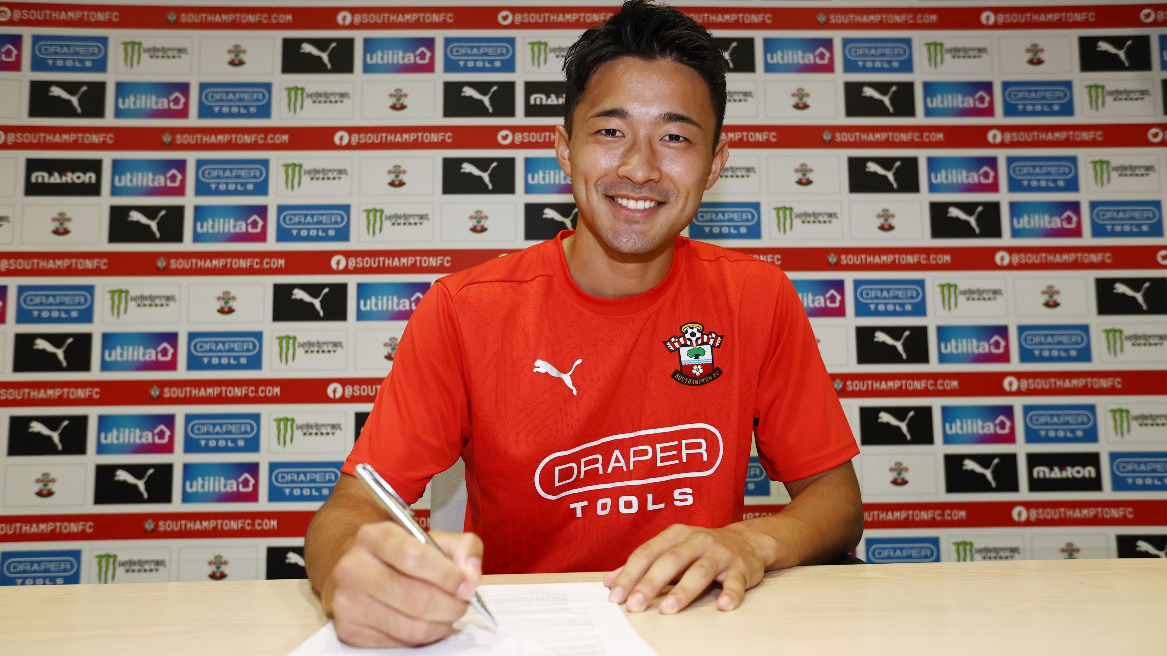 Yukinari Sugawara signs his contract with Southampton 