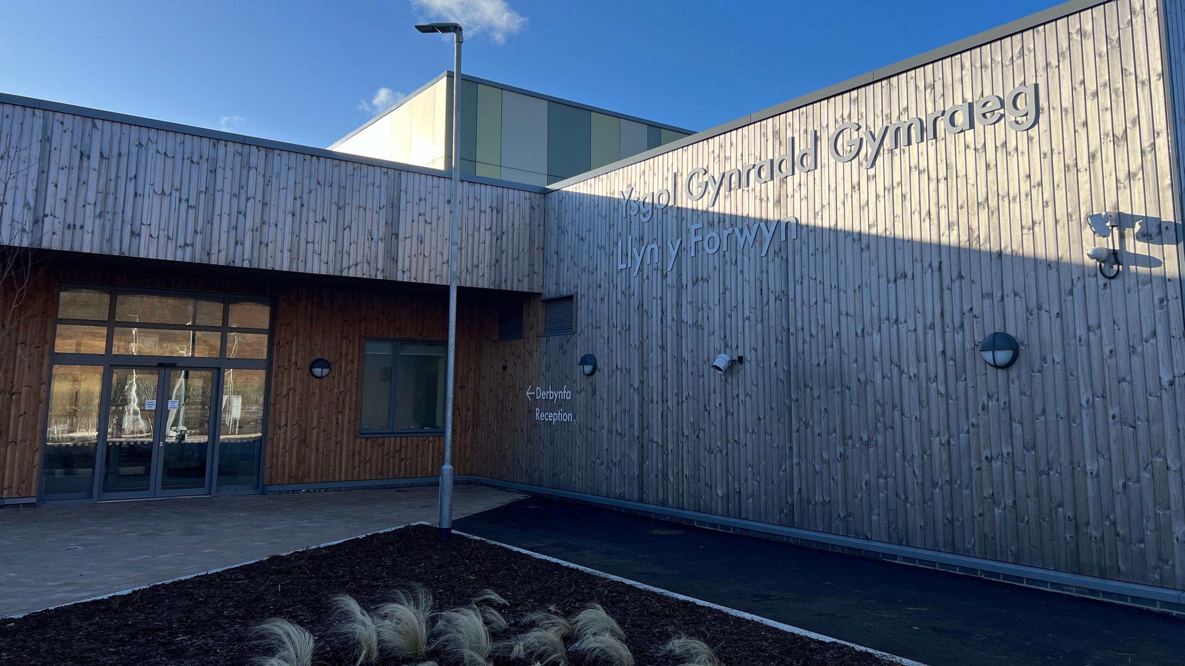 Safle newydd Ysgol Gymraeg Llyn y Forwyn yn y Rhondda Fach