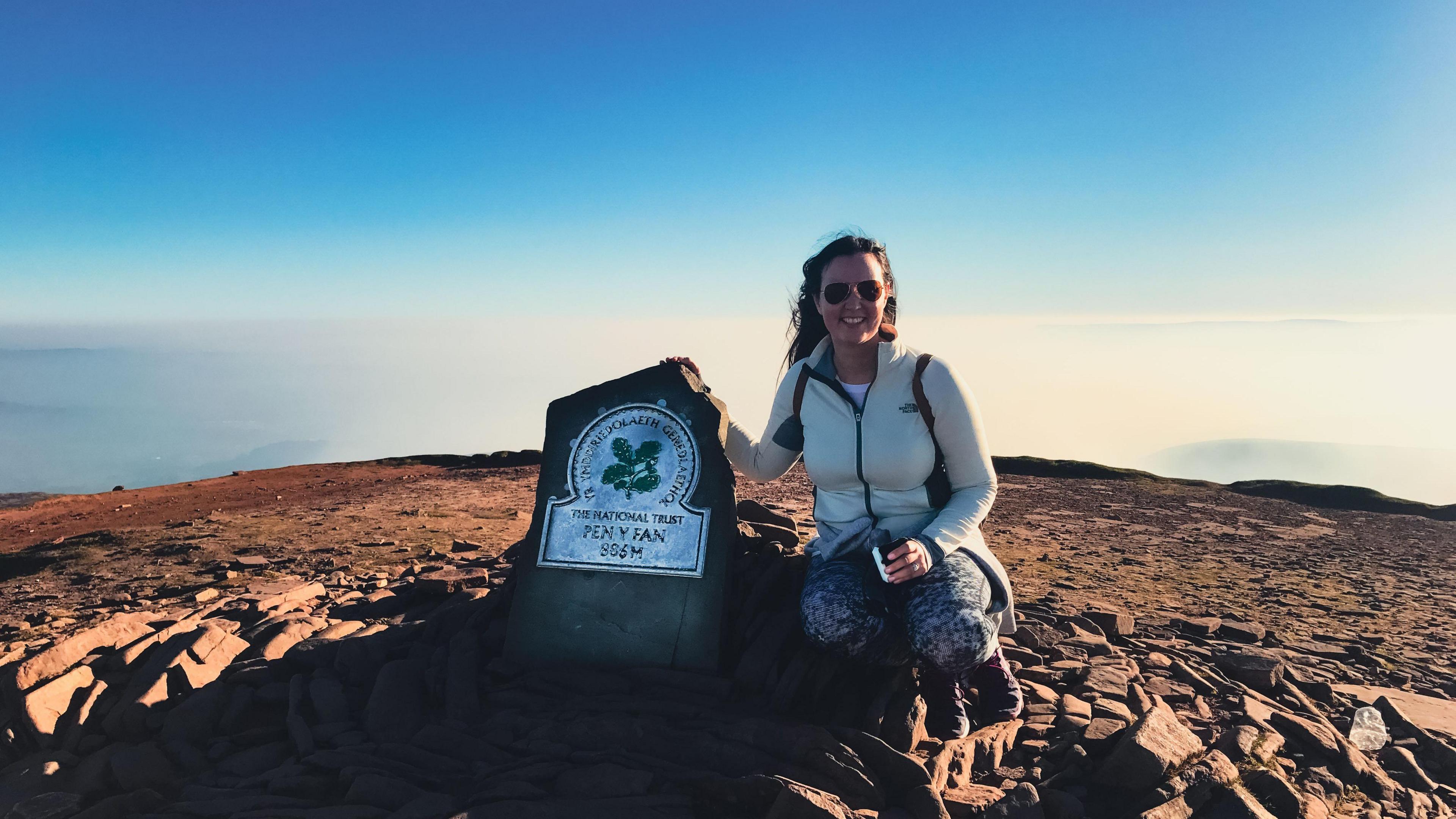 Carys Rees ar gopa Pen y Fan