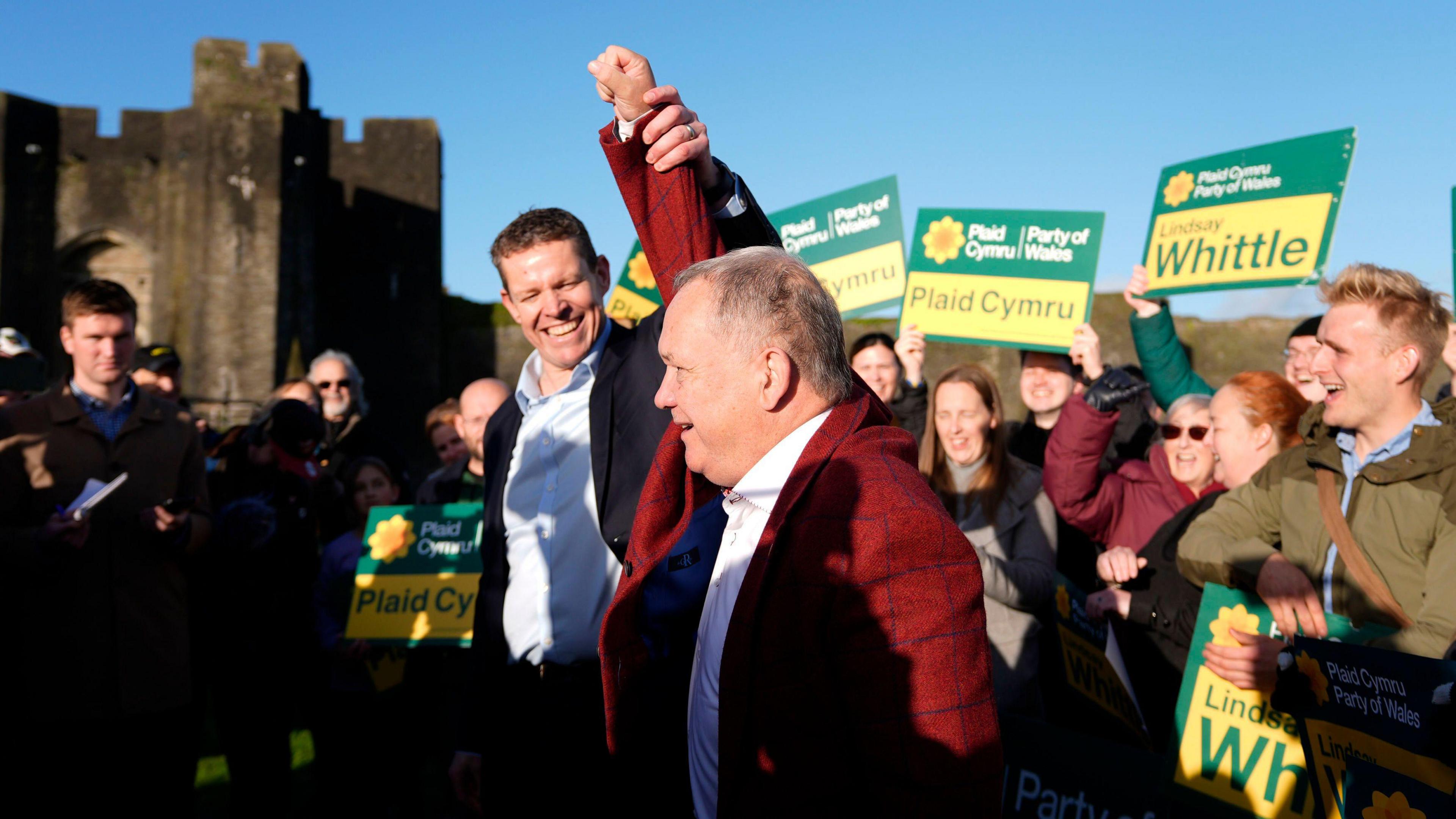 Rhun ap Iorwerth yn dathlu buddugoliaeth Lindsay Whittle