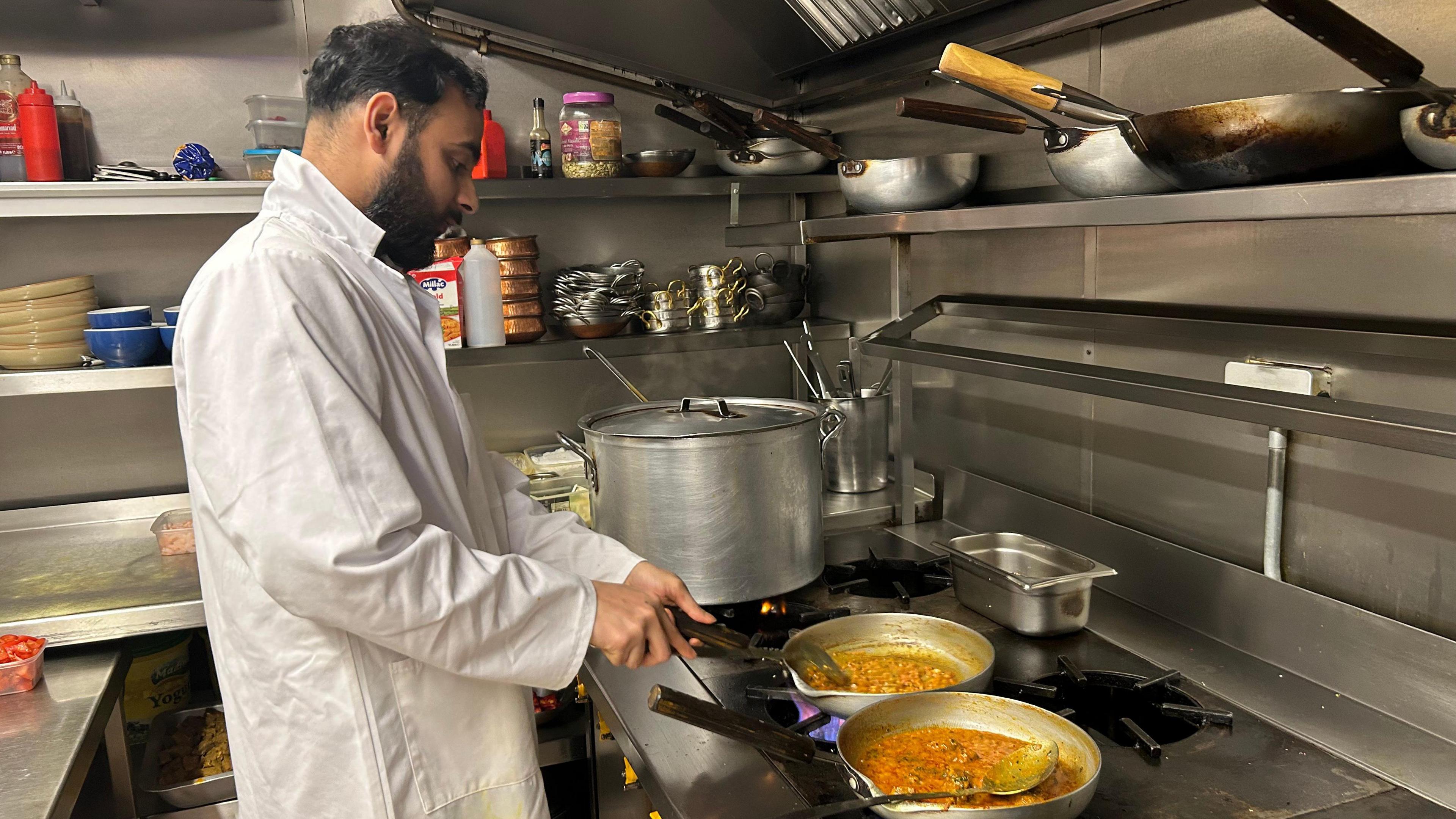 Cogydd yng nghegin y Bay Leaf yn Llandaf, Caerdydd