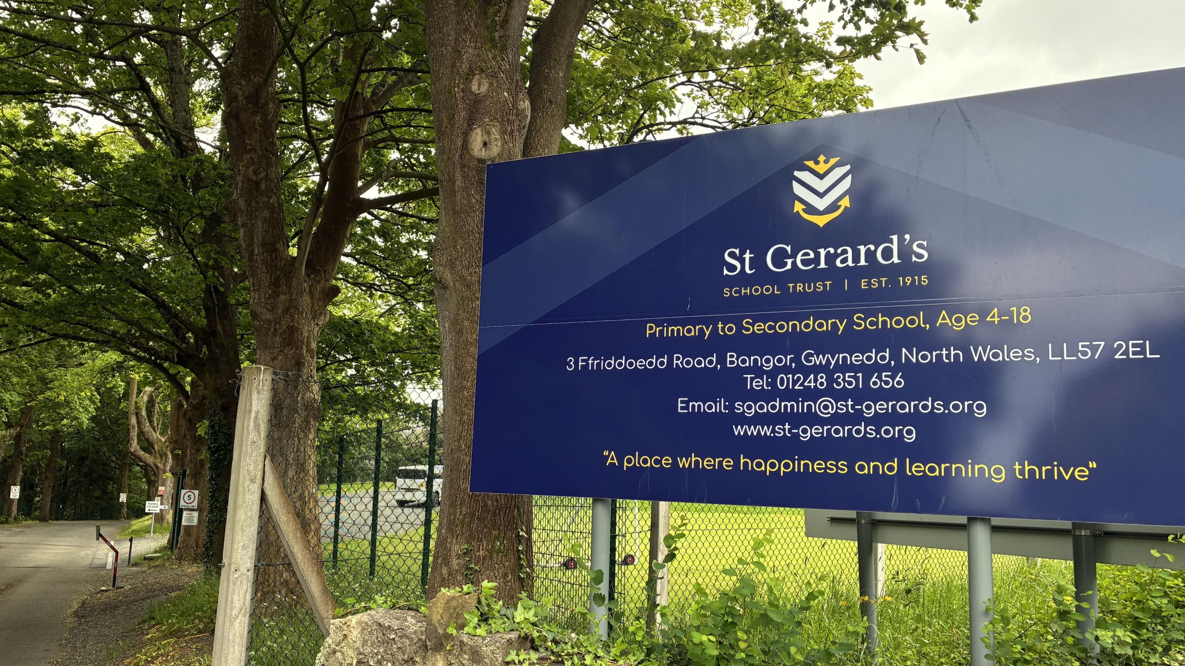 Llun o arwydd Ysgol St Gerard's ym Mangor