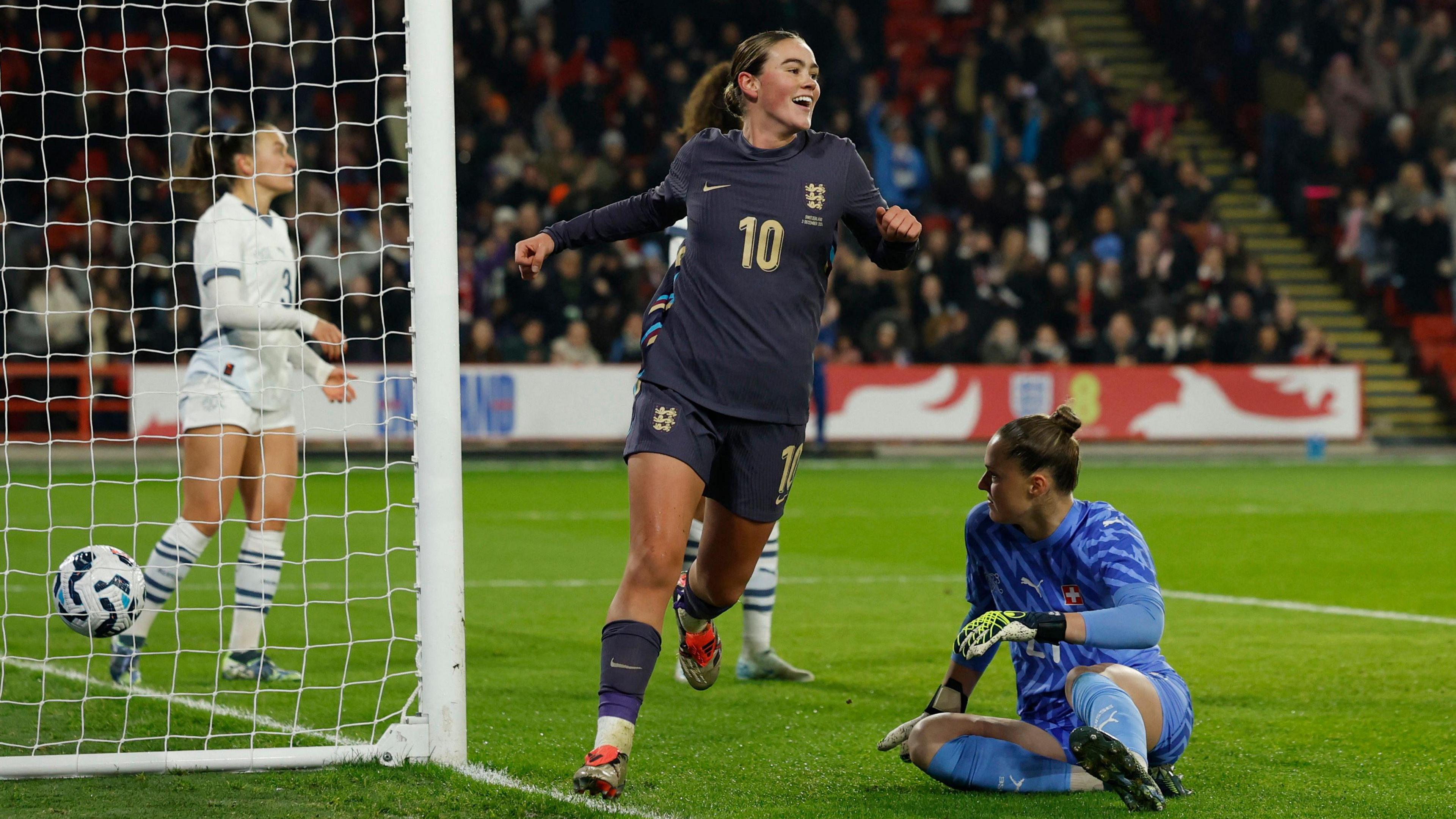 Grace Clinton scoring England's goal