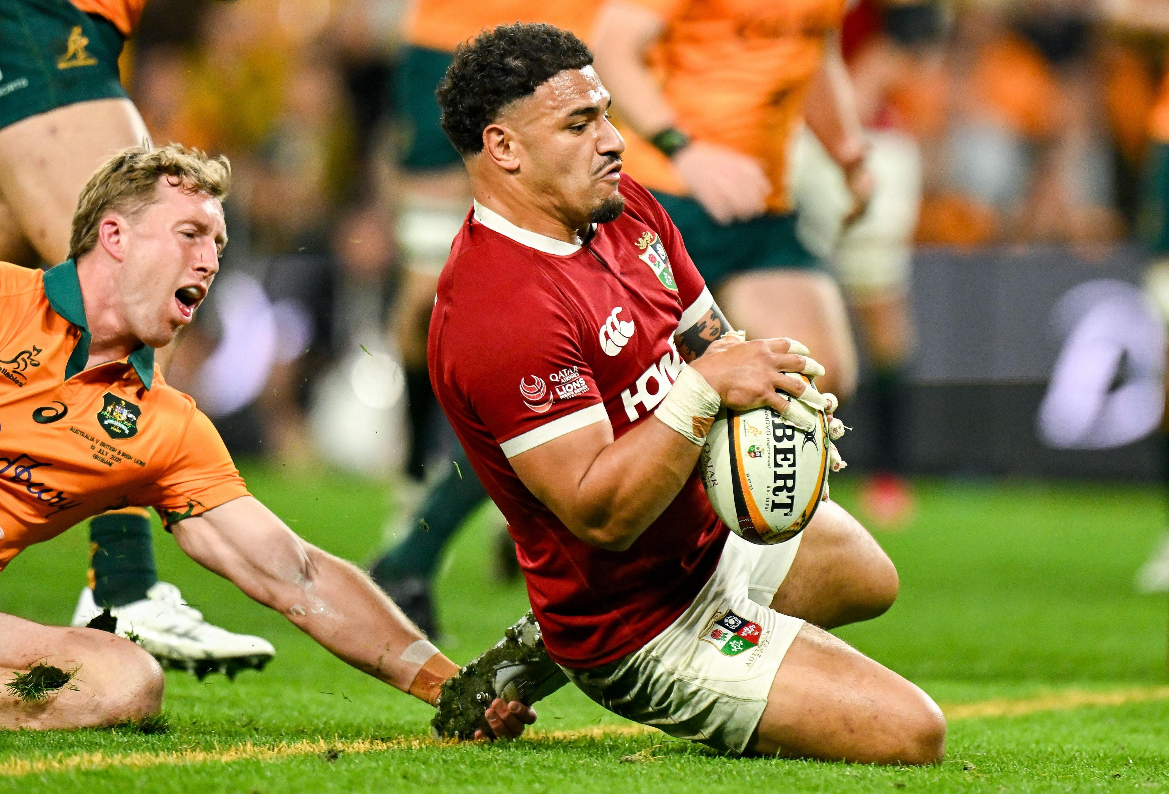 Sione Tuipulotu scores a try