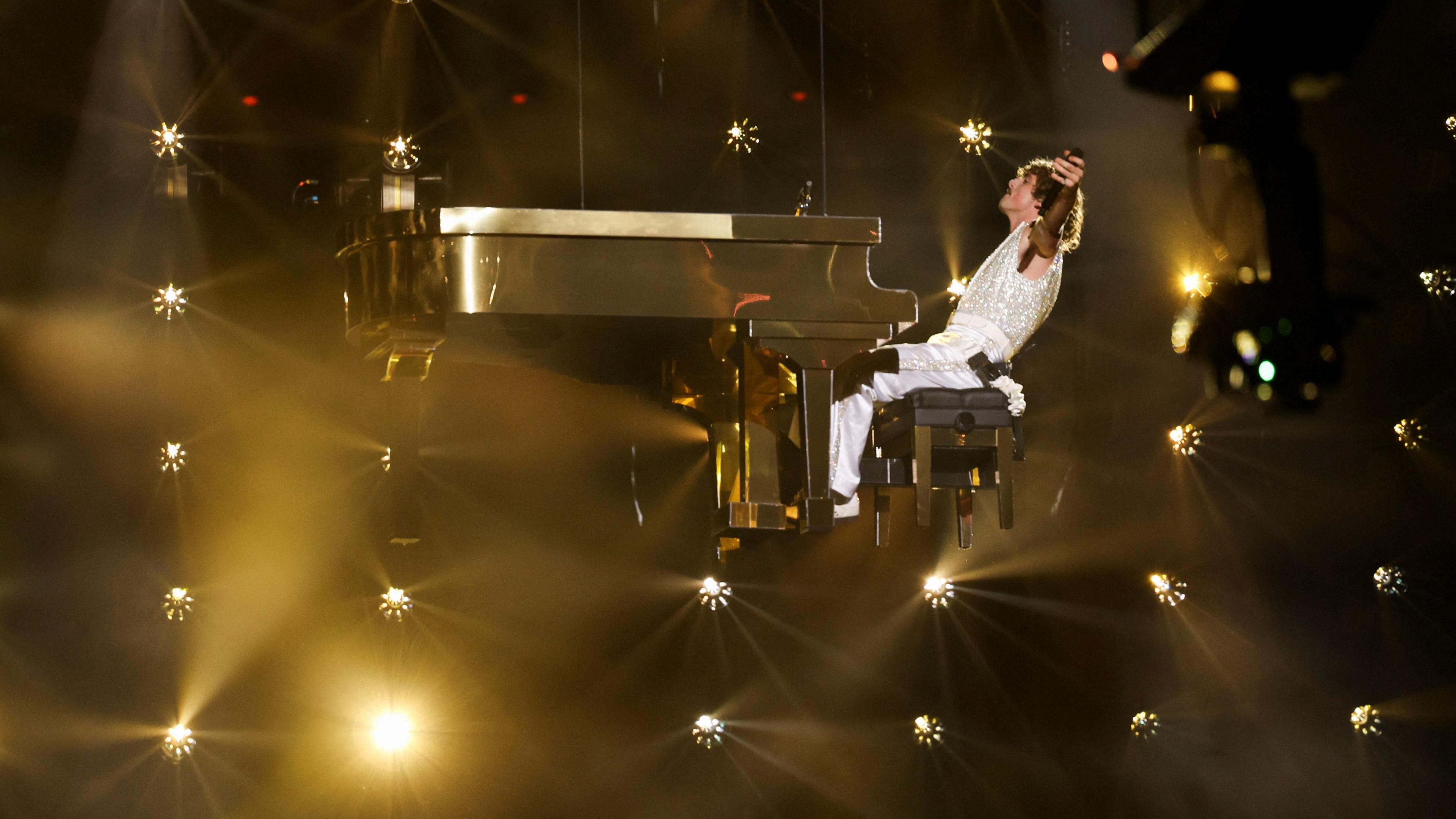 benson boone with a piano floating over the audience