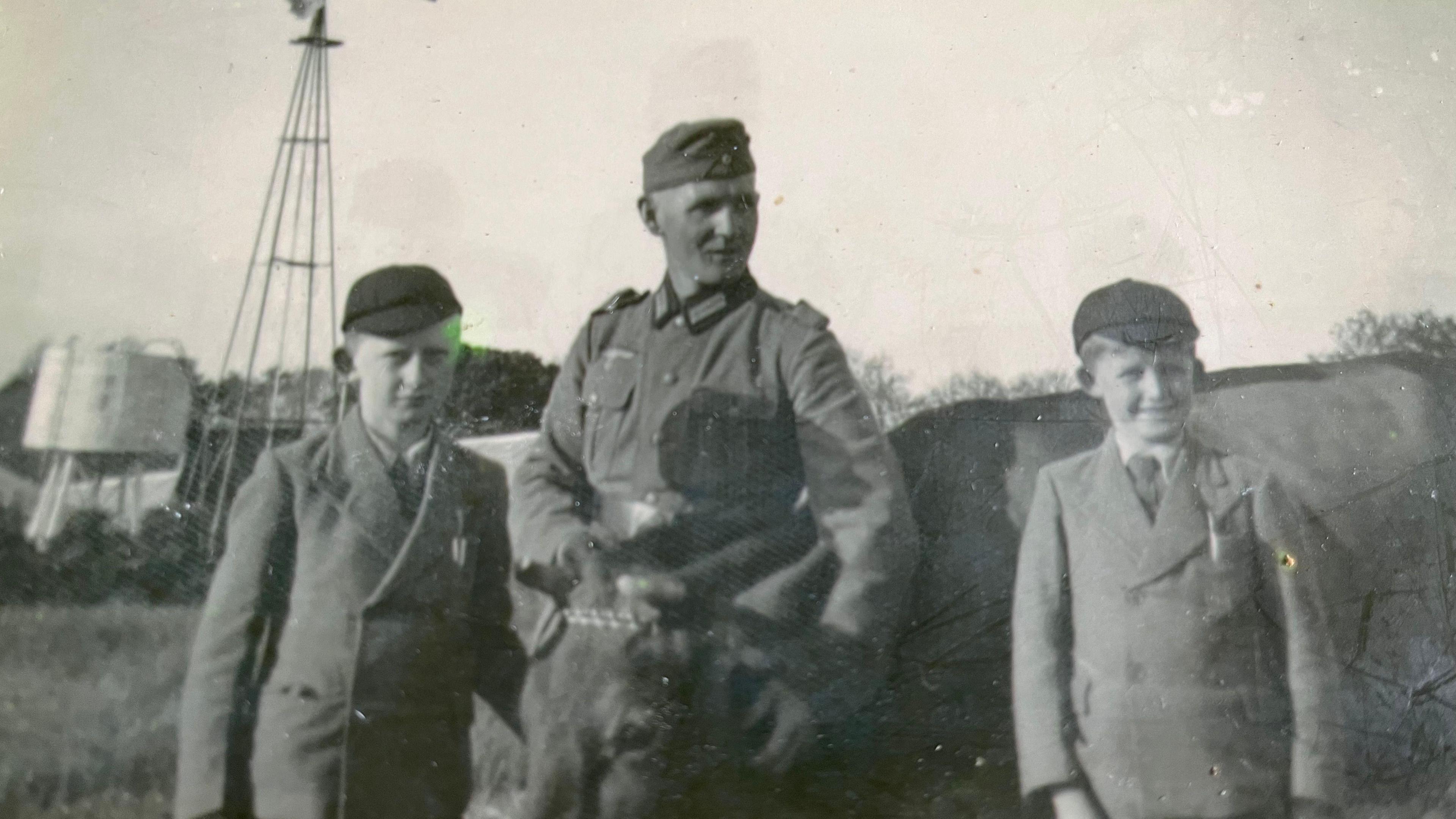 Roy Burton (left) and his younger brother Len (right)