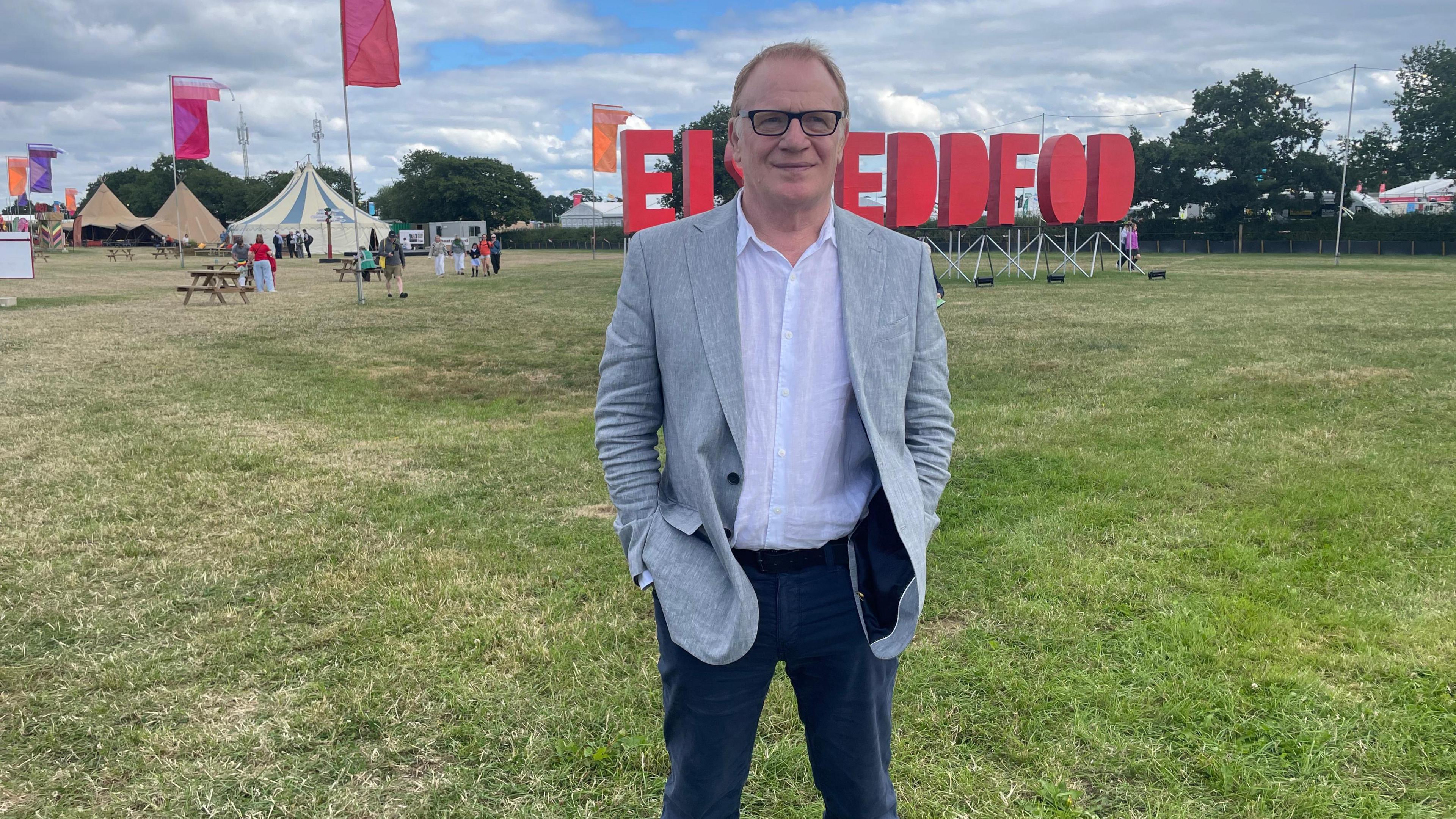 Mae cael y Steddfod yn yr ardal, medd Llywydd yr Ŵyl, yr actor Marc Lewis Jones