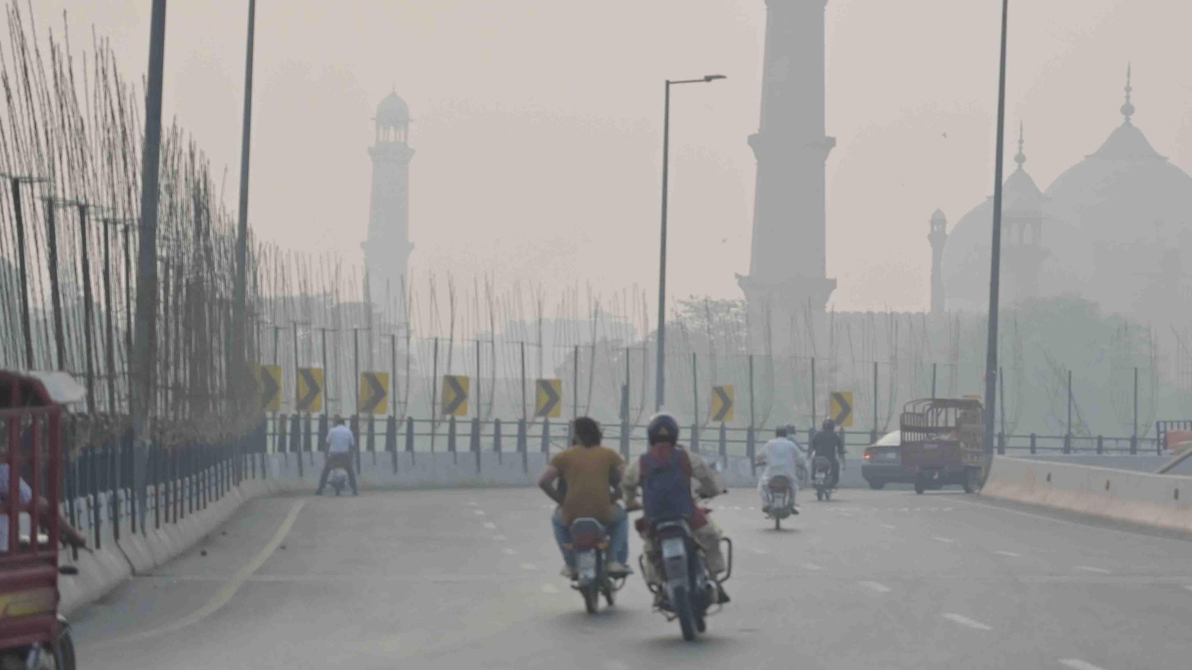 Vehicles drive through thick smog in Lahore, Pakistan, 29 October 2024