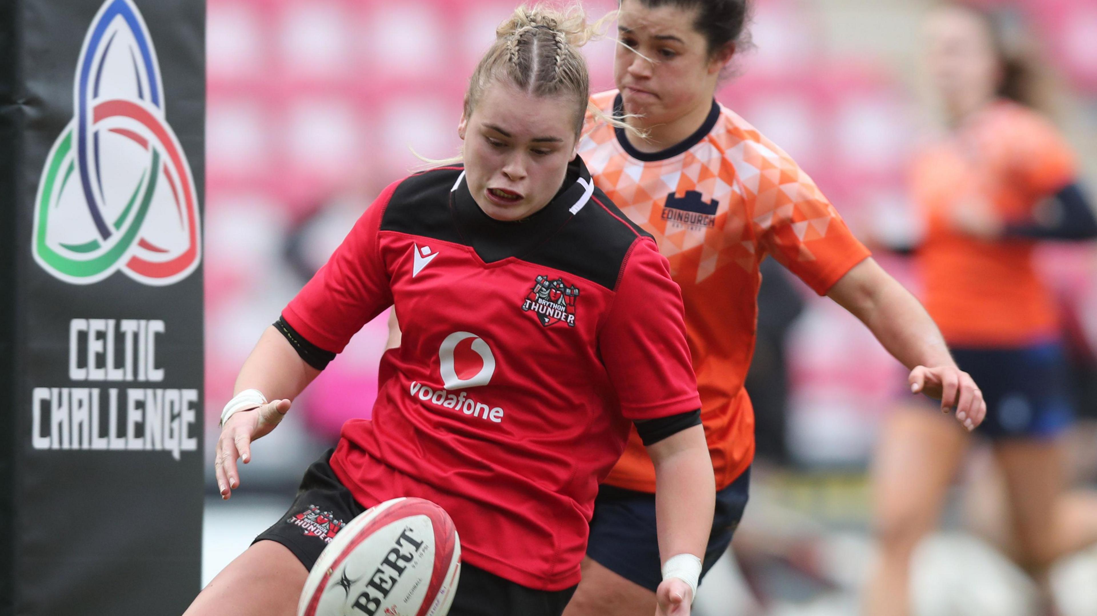  Ellie Tromans of Brython Thunder scores a try