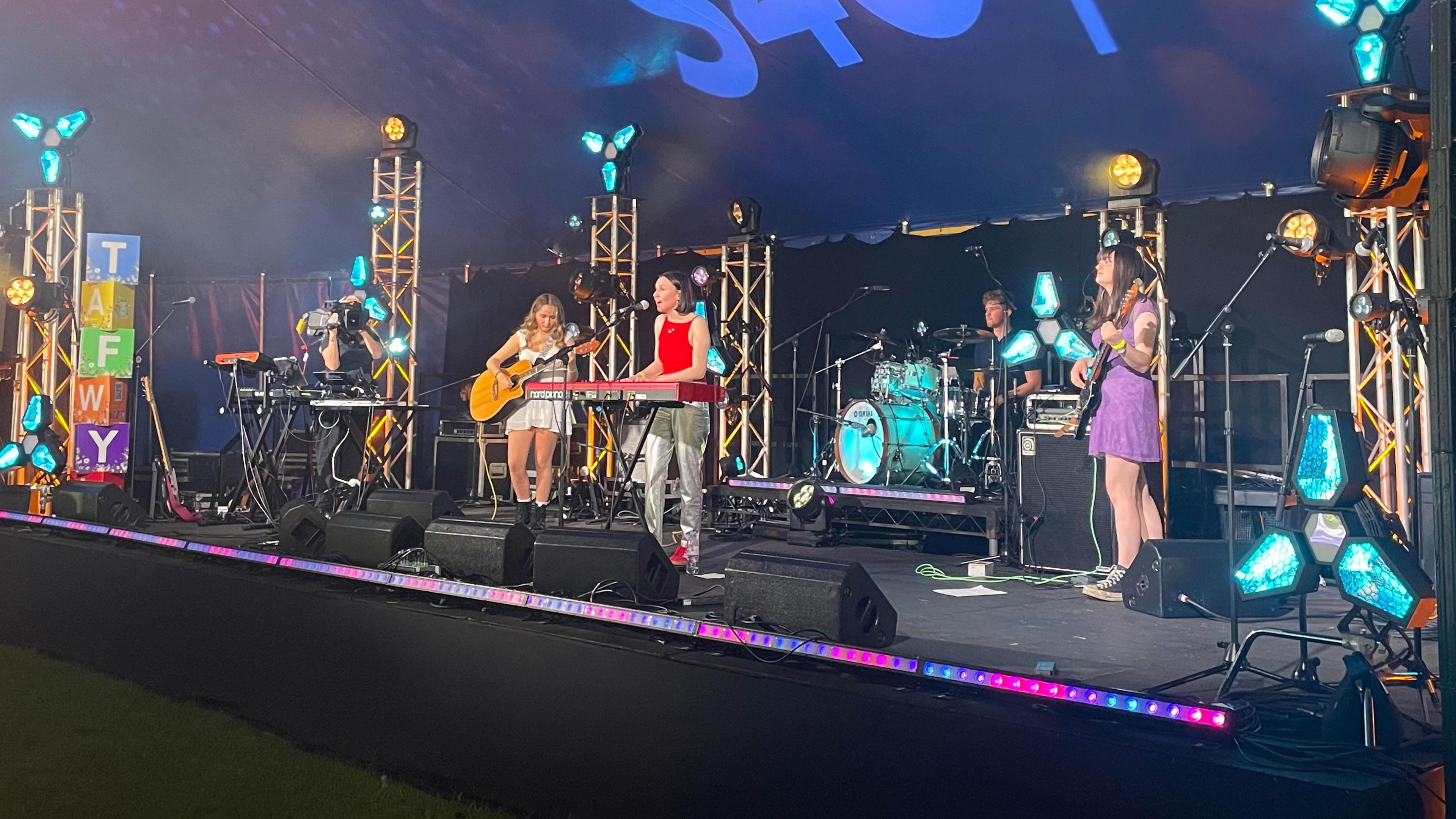 Chwarae yn Tafwyl yn y Tafiliwn efo'r band
