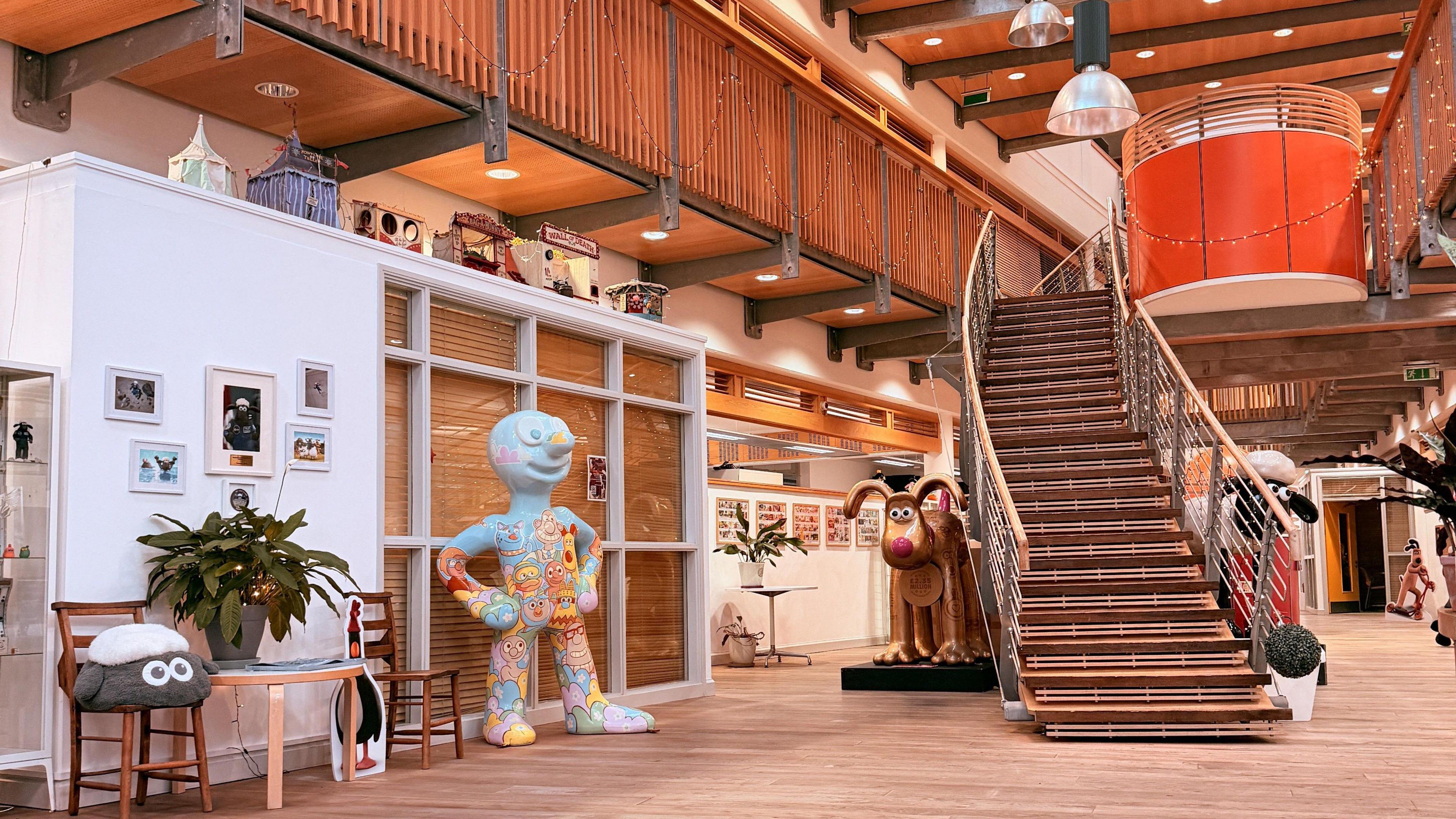 Stiwdio Aardman Animations ym Mryste. Mae modelau o'u cymeriadau megis Shaun the Sheep yn yr ystafell a grisiau.