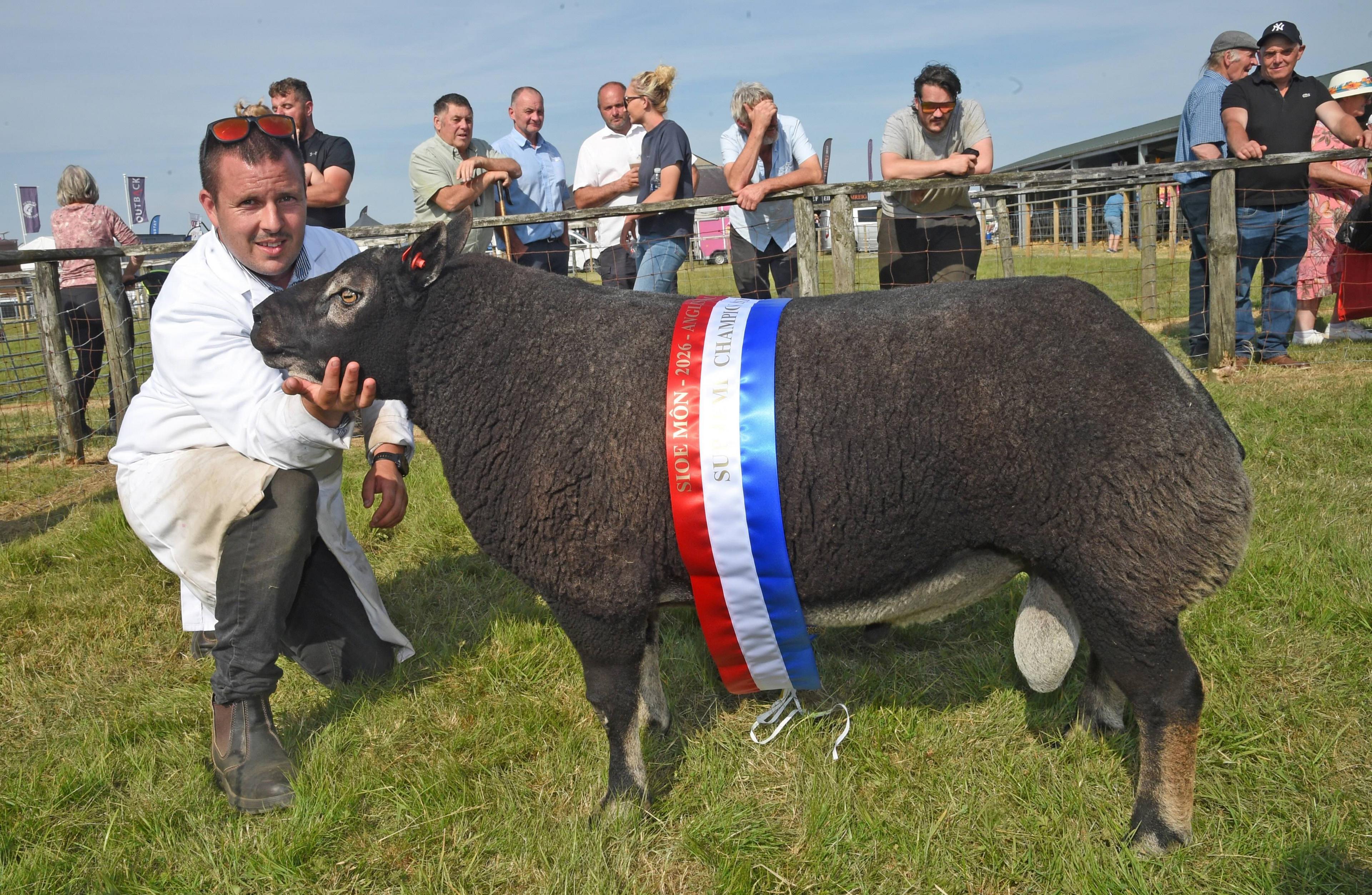 Dyfed Jones o Edern a phencampwr y defaid torddu