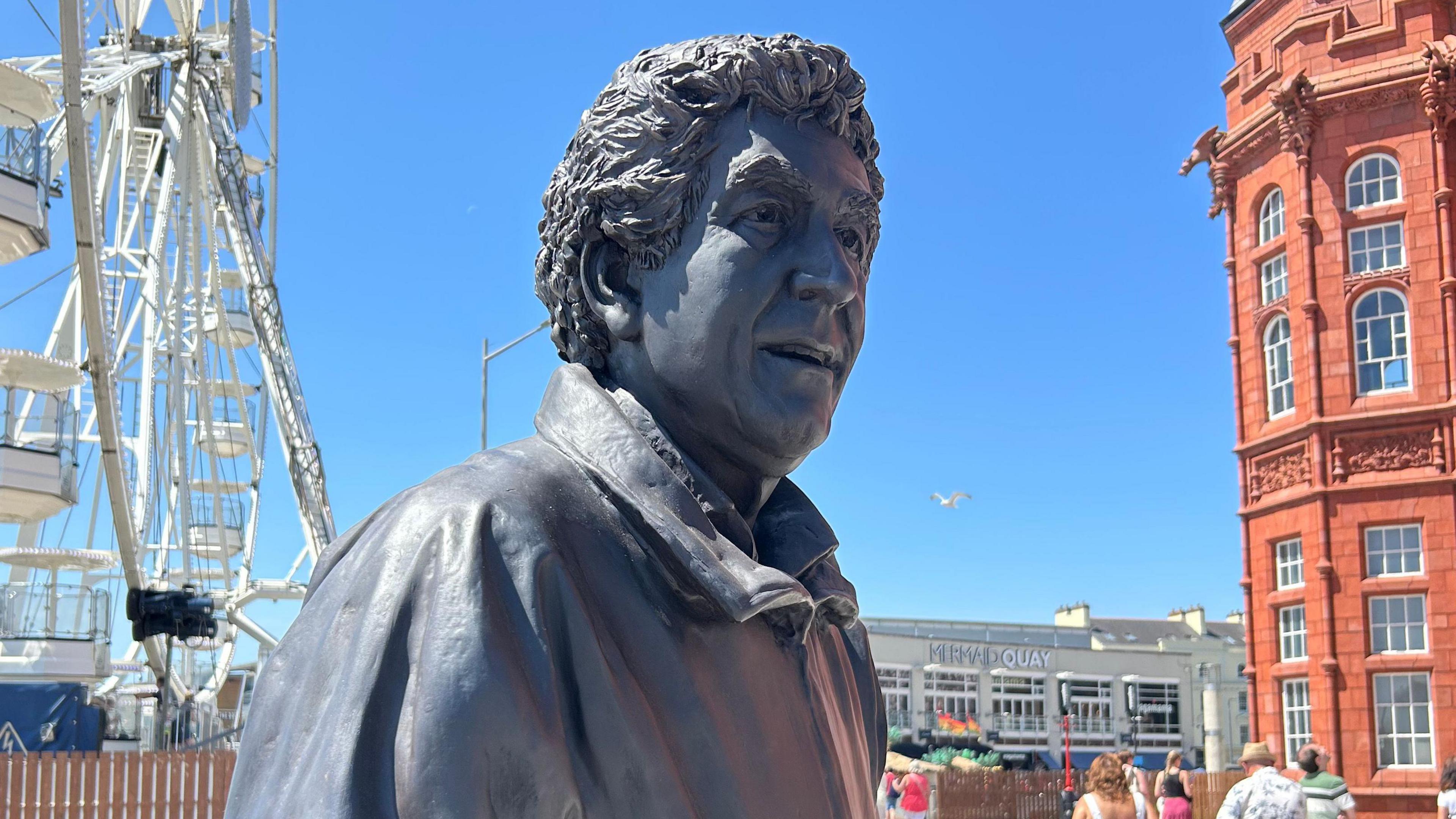 Cerflun Rhodri Morgan