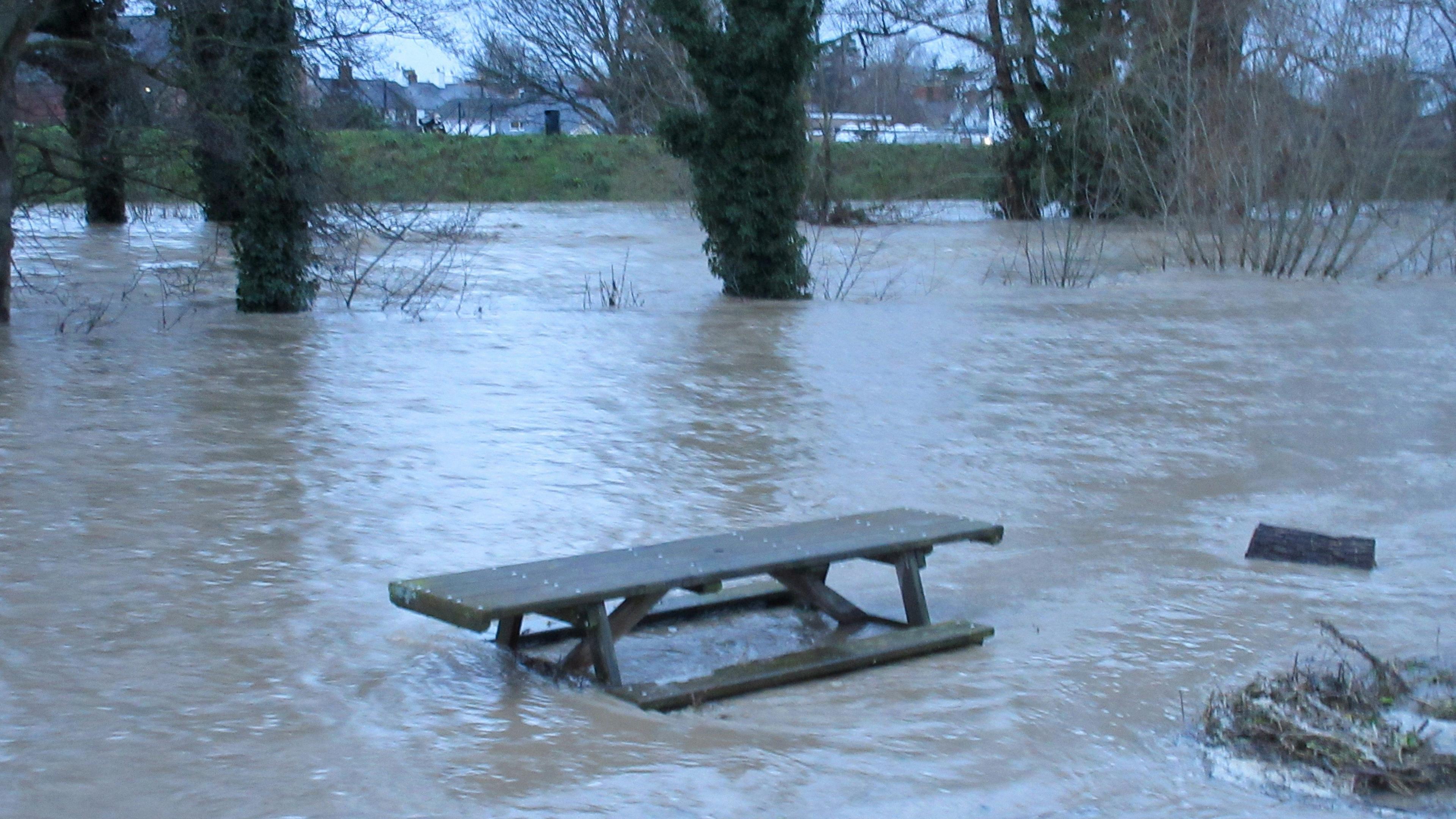 Mainc dan ddŵr ger Afon Elwy yn Llanelwy, Sir Ddinbych