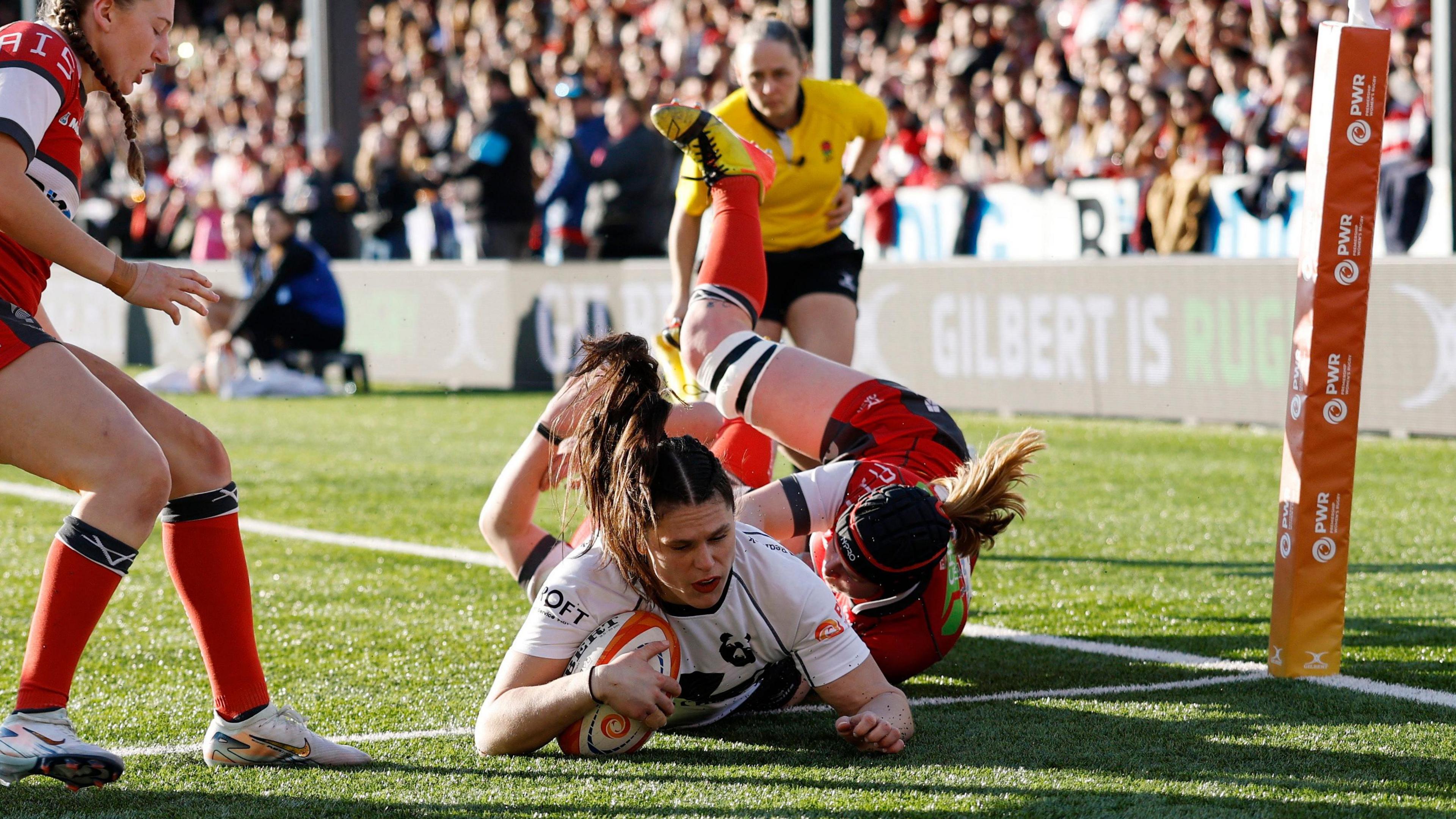 Ilona Maher dives over to score a try for Bristol