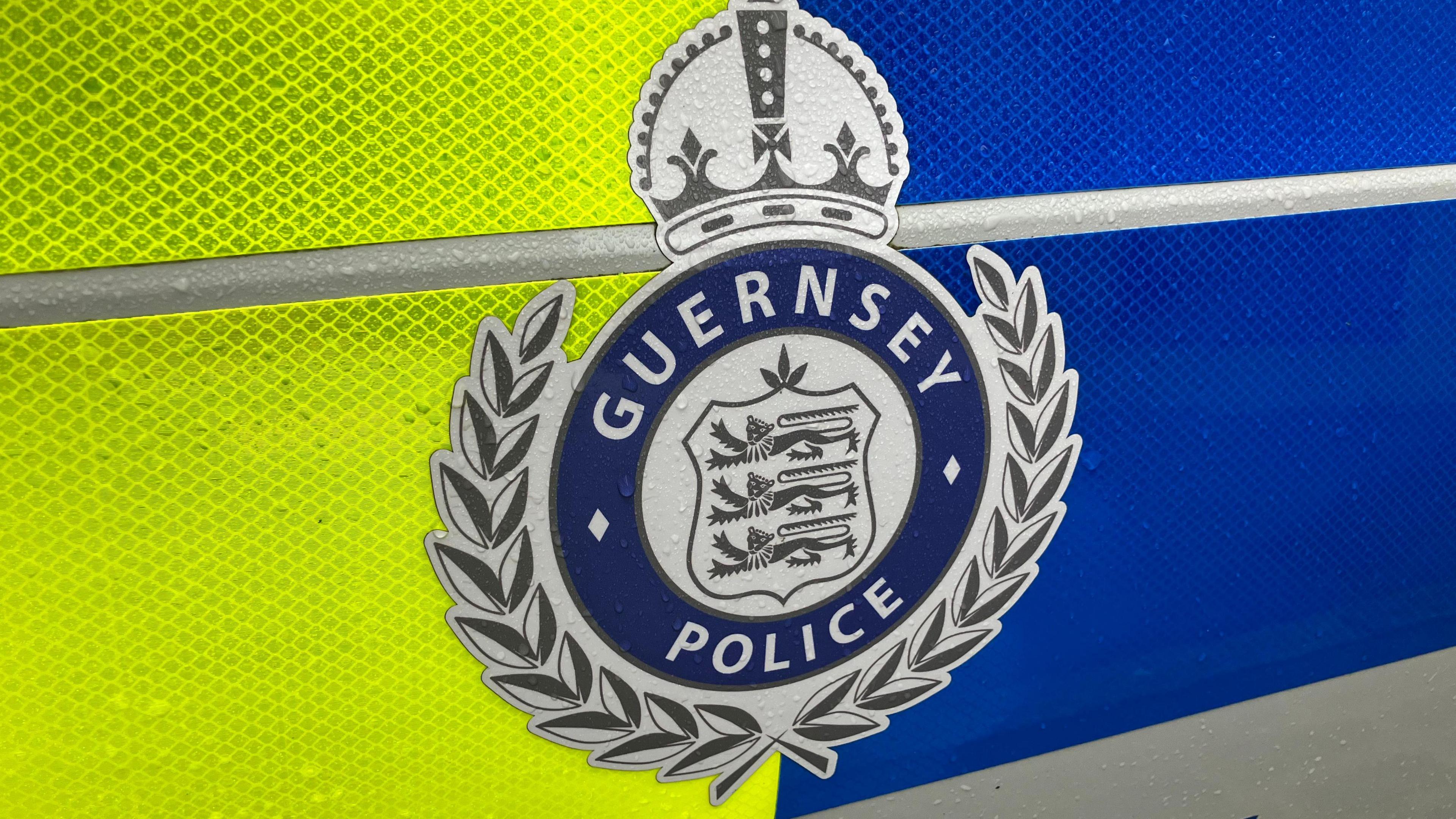 Logo of Guernsey Police on police car