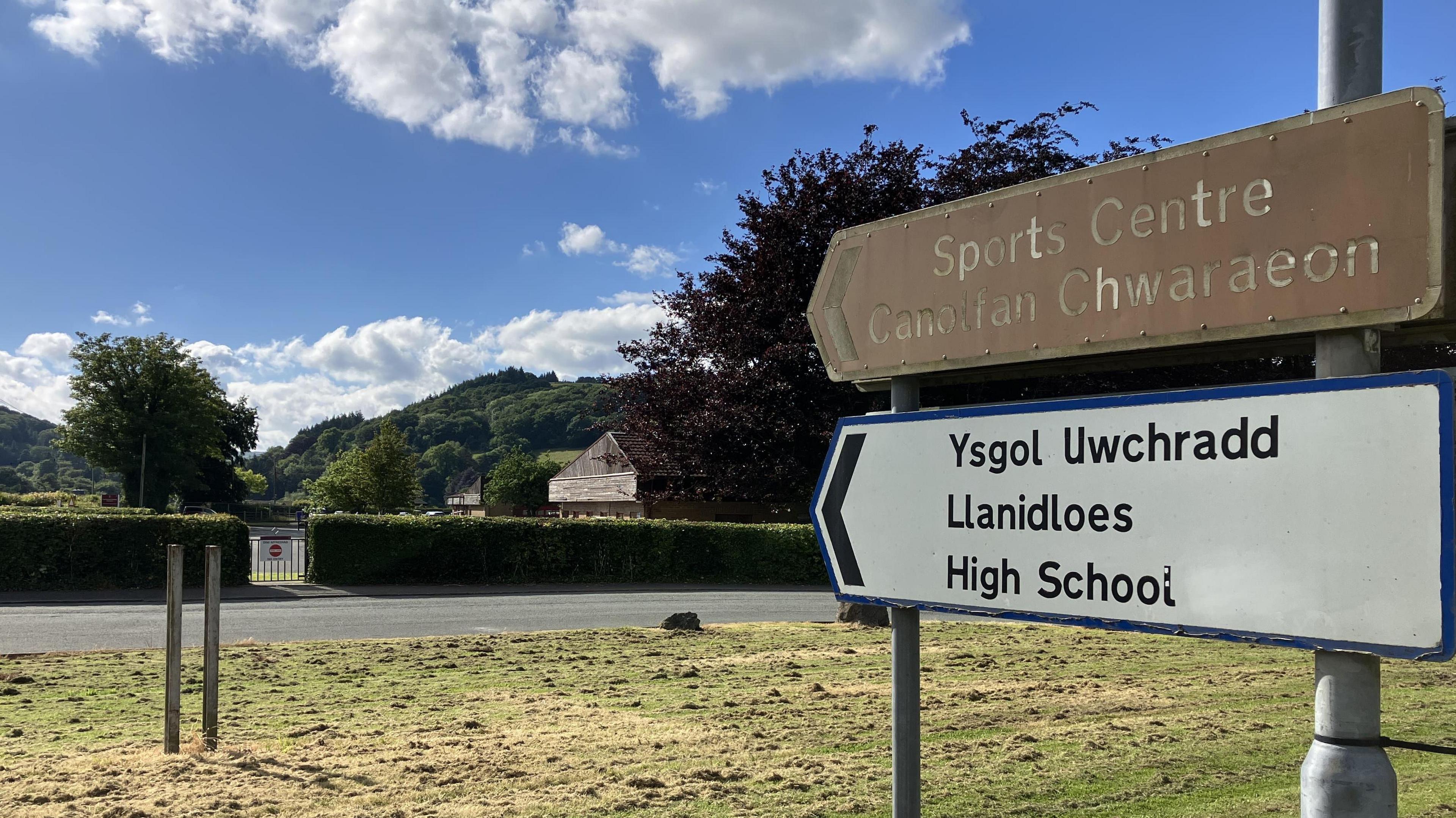 Sign pointing at Llanidloes High School