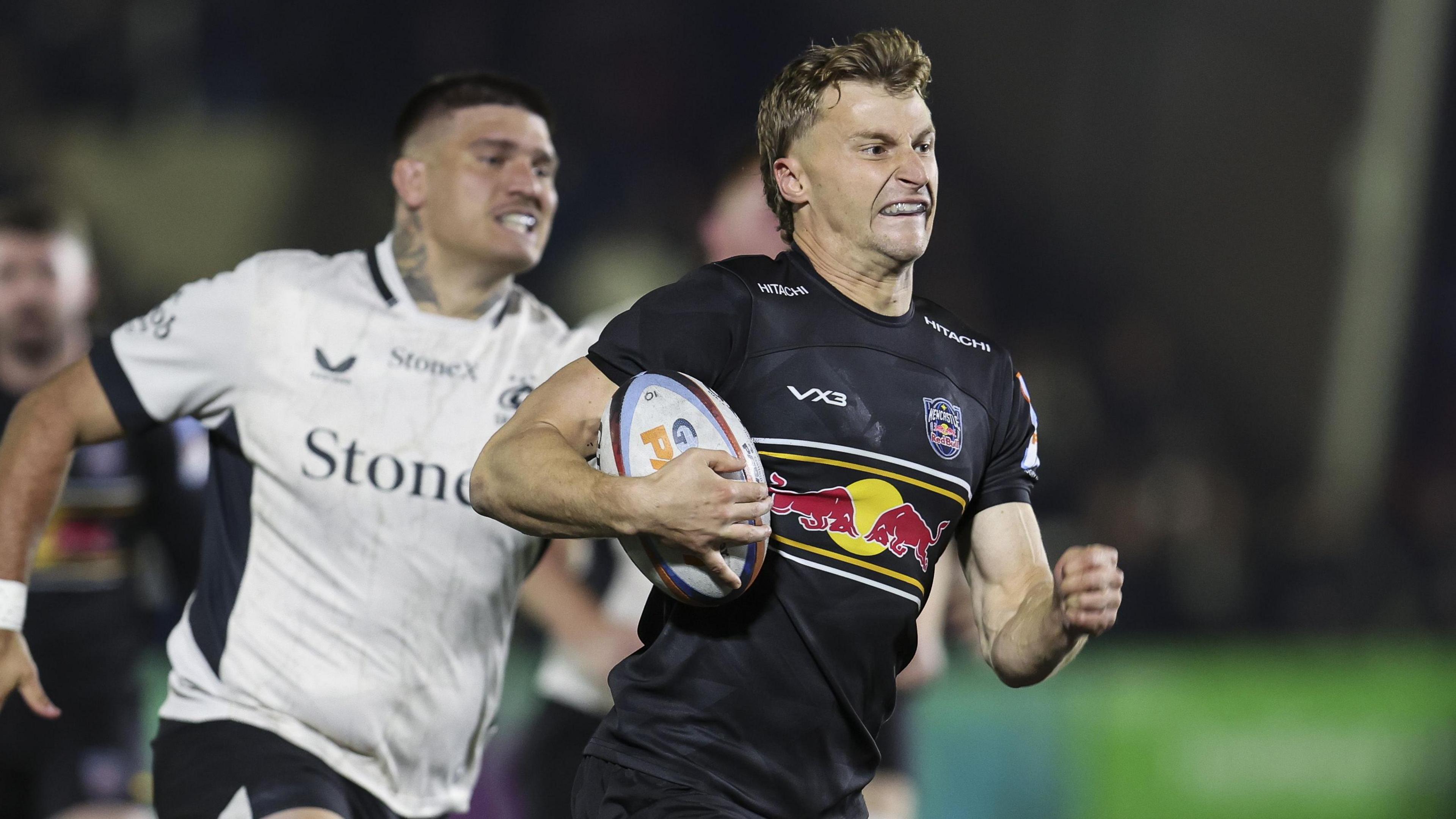 Alex Hearle sprints away from the Saracens defence to score a try for Newcastle Red Bulls
