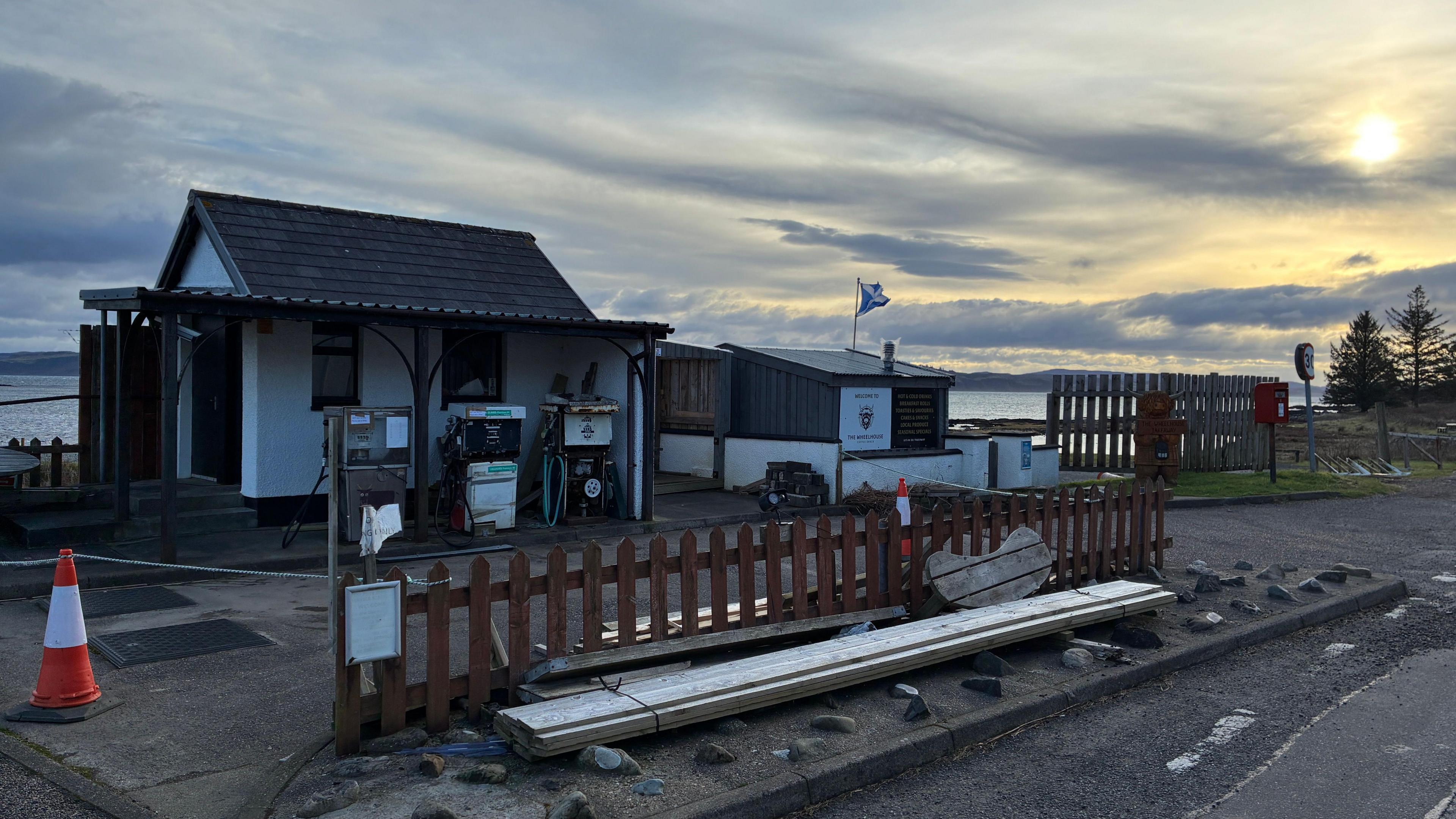 Bùth agus stèisean a' pheatroil ann an Cille Chòmhain