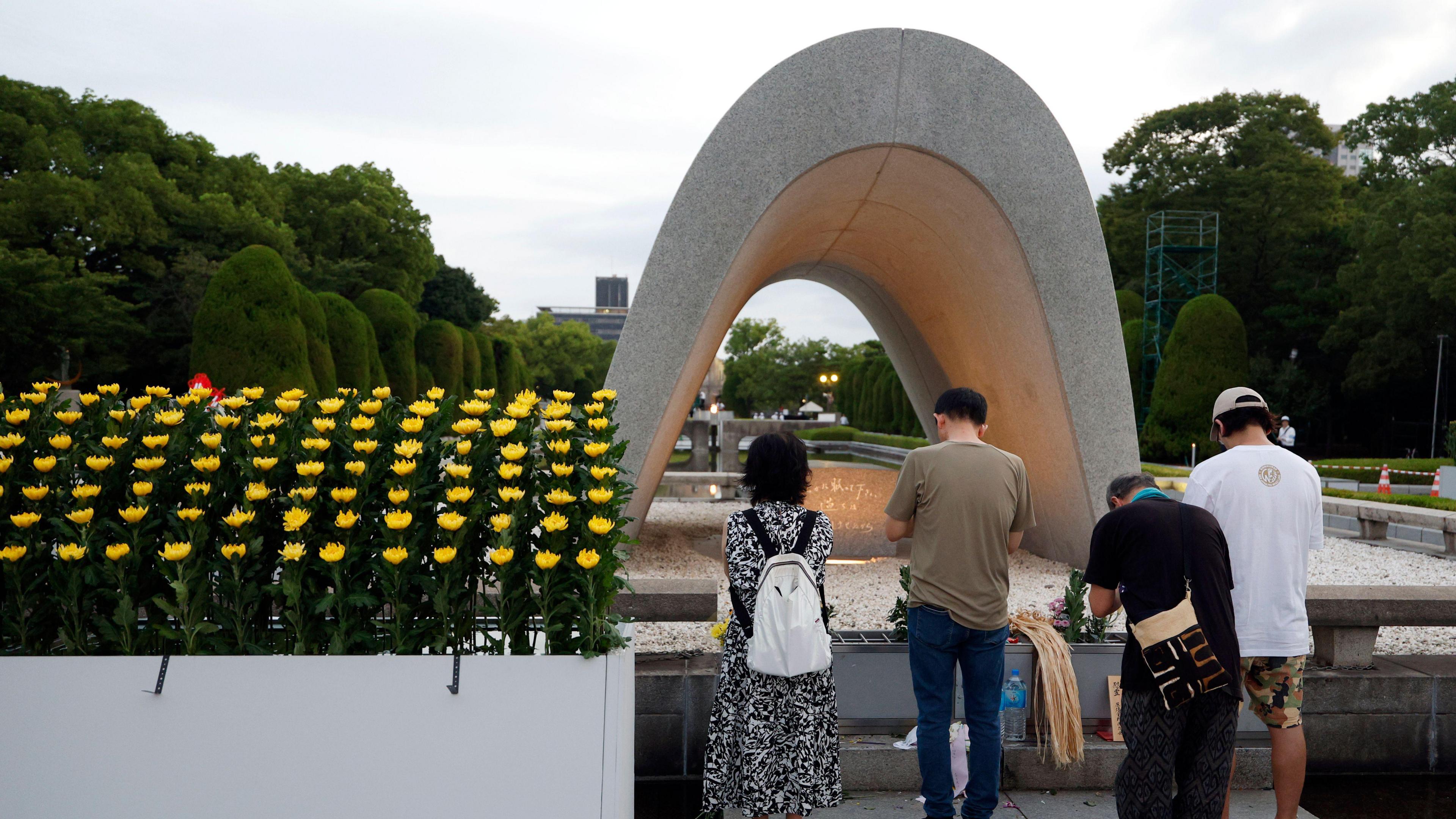 people pray at Hiroshima memorial
