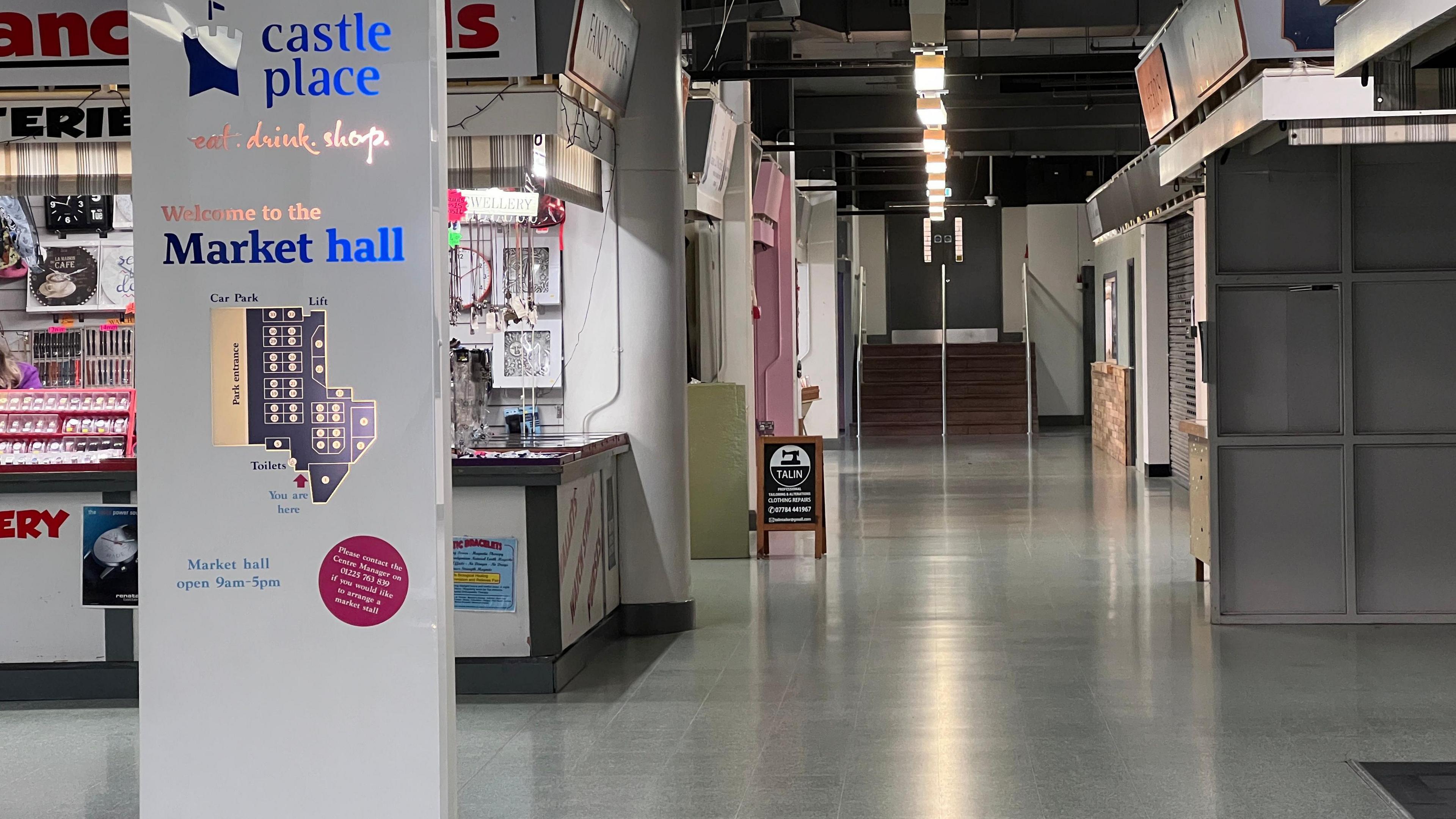 A map of the market hall alongside a largely empty corridor