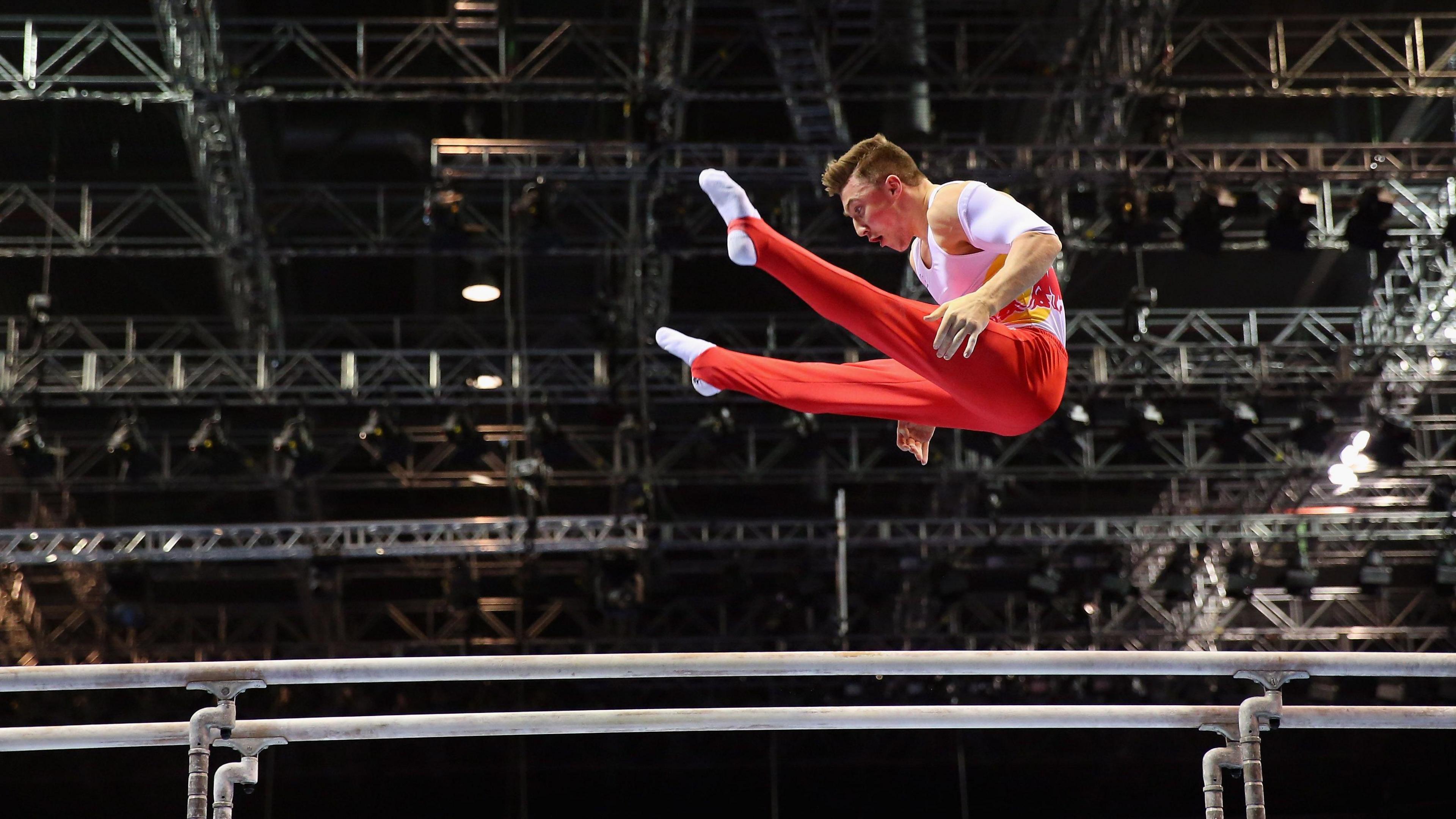 Sam Oldham competing on the parallel bars in 2015