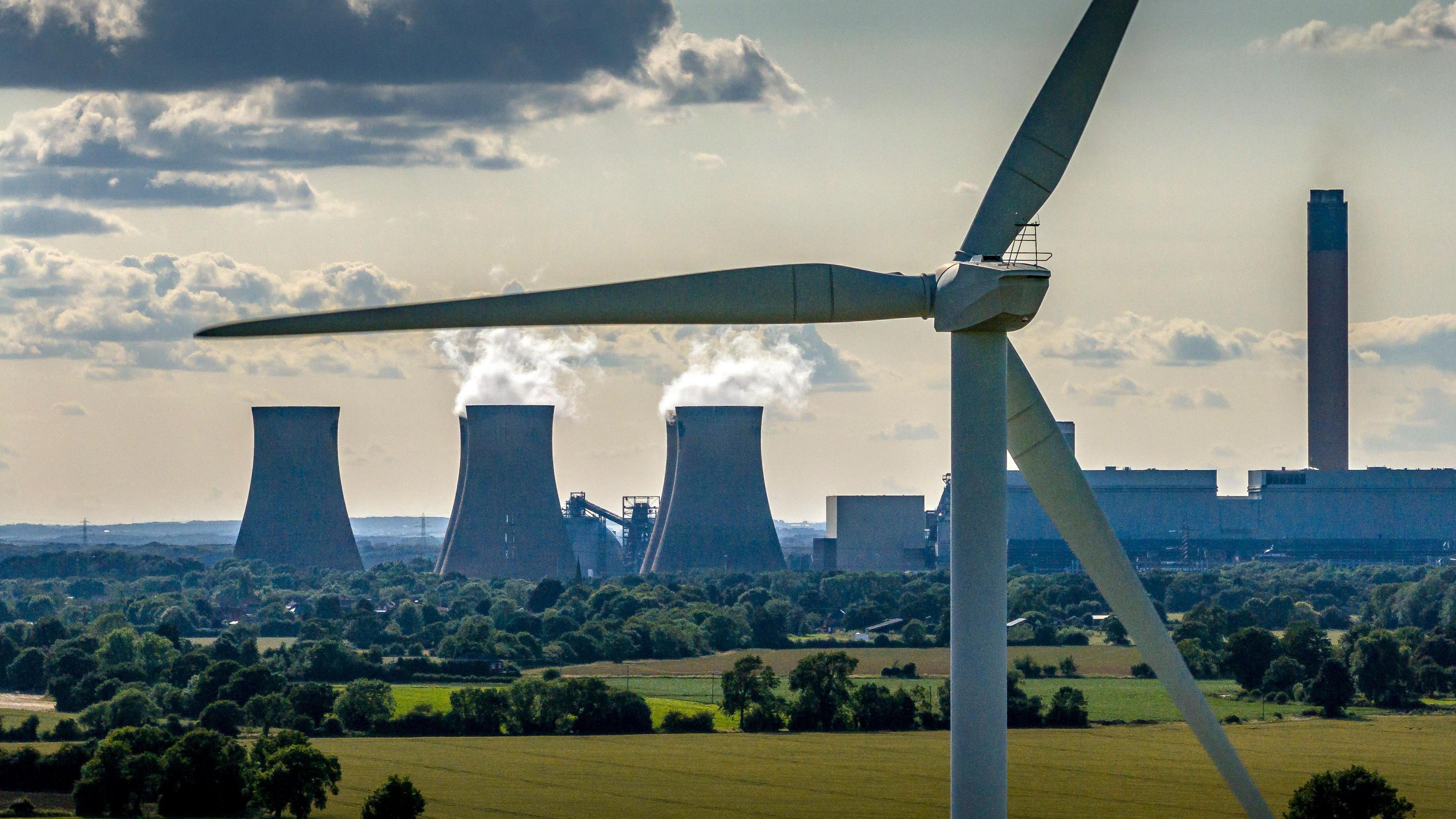 Tyrbin a gorsaf bwer tu ol