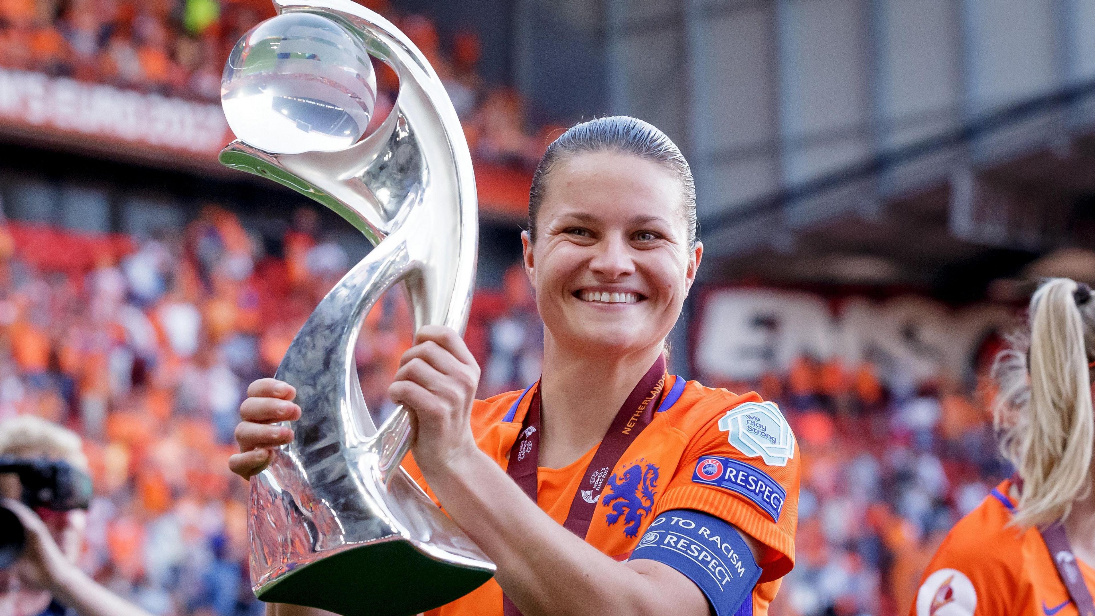Sherida Spitse holds the Euro 2017 trophy