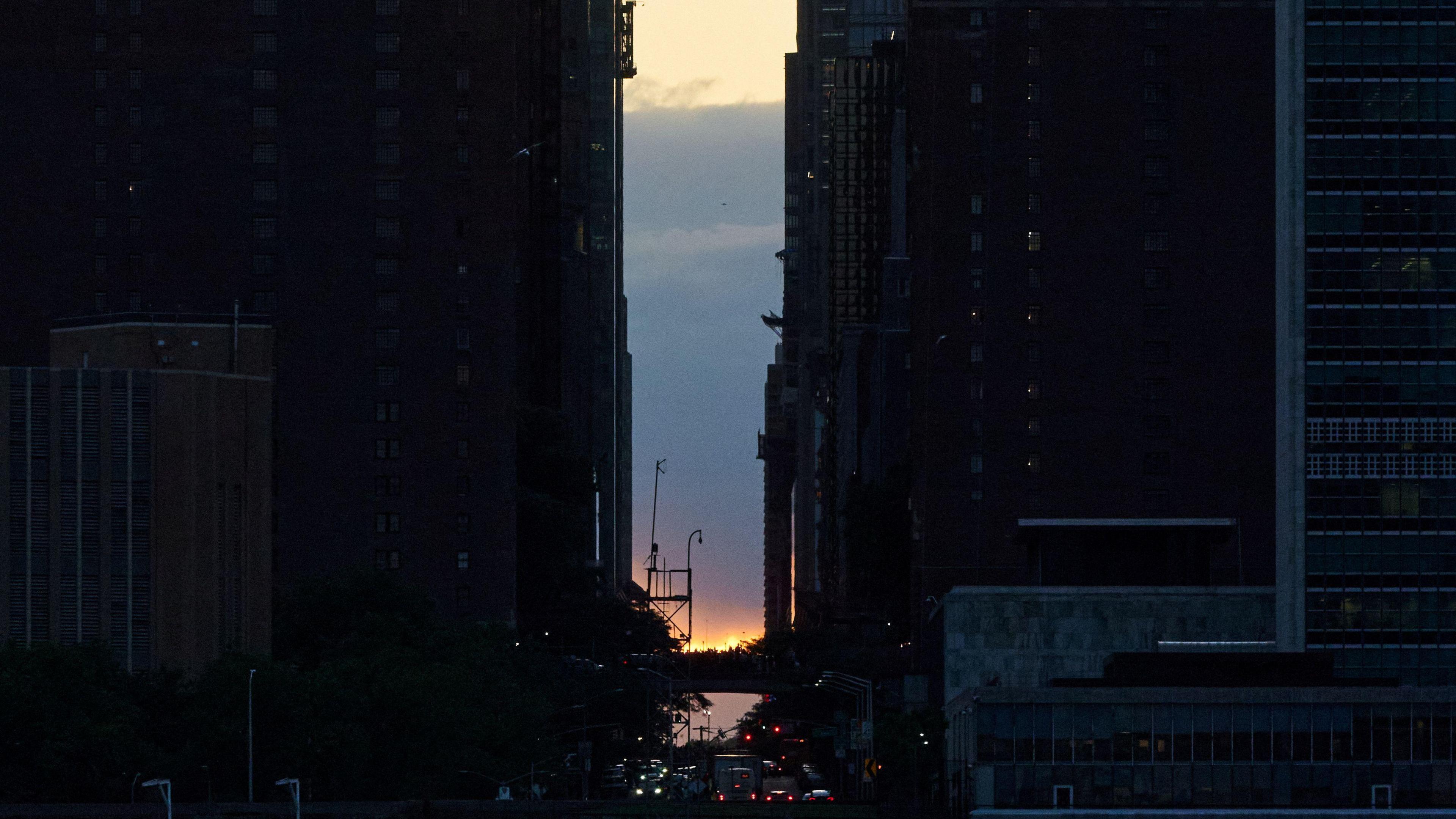 manhattanghenge sunset through two buildings