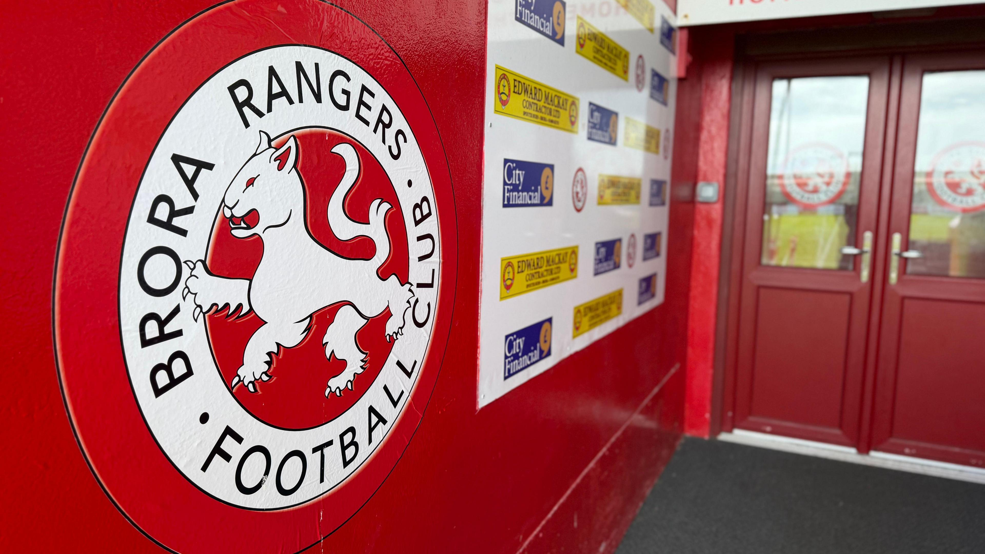 Doras a' dol a-steach gu pàirce Bhrora Rangers