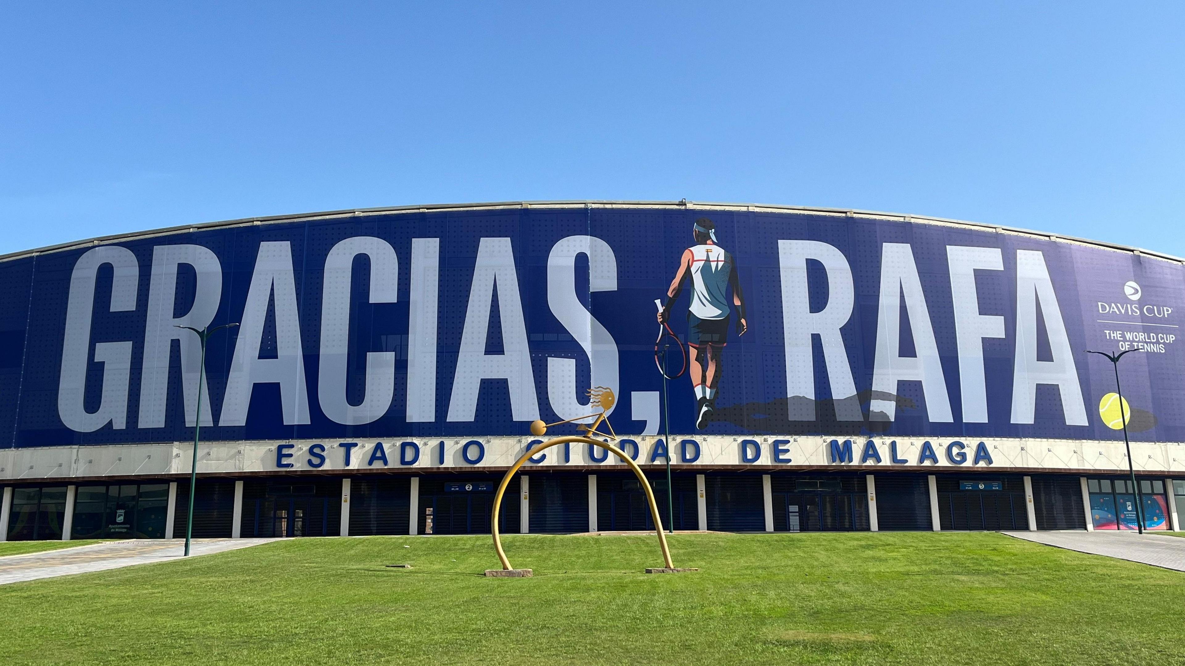 A banner saying 'Gracias Rafa' in Malaga