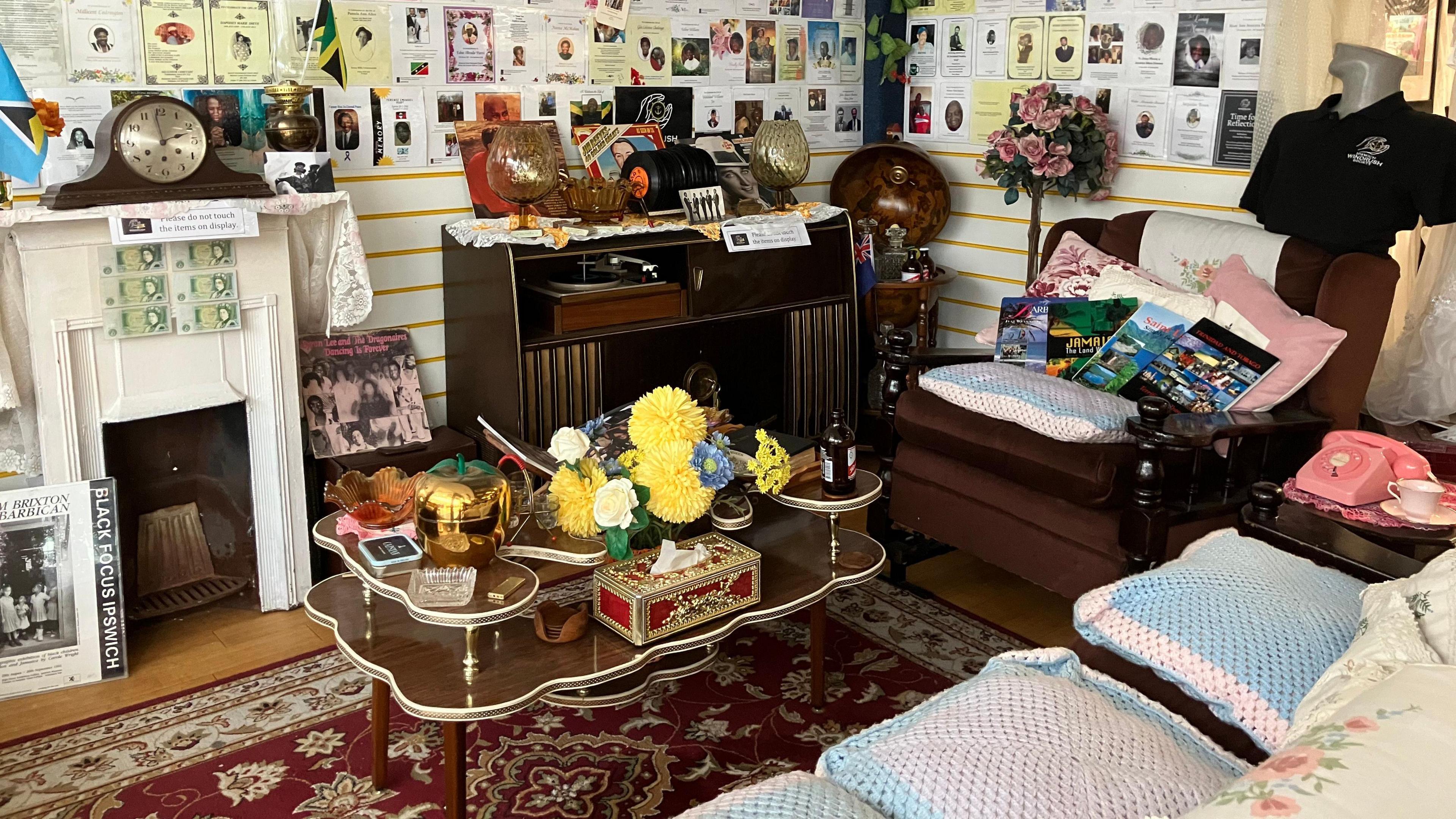 A living room from the 1950s with coffee table, a record player and fireplace