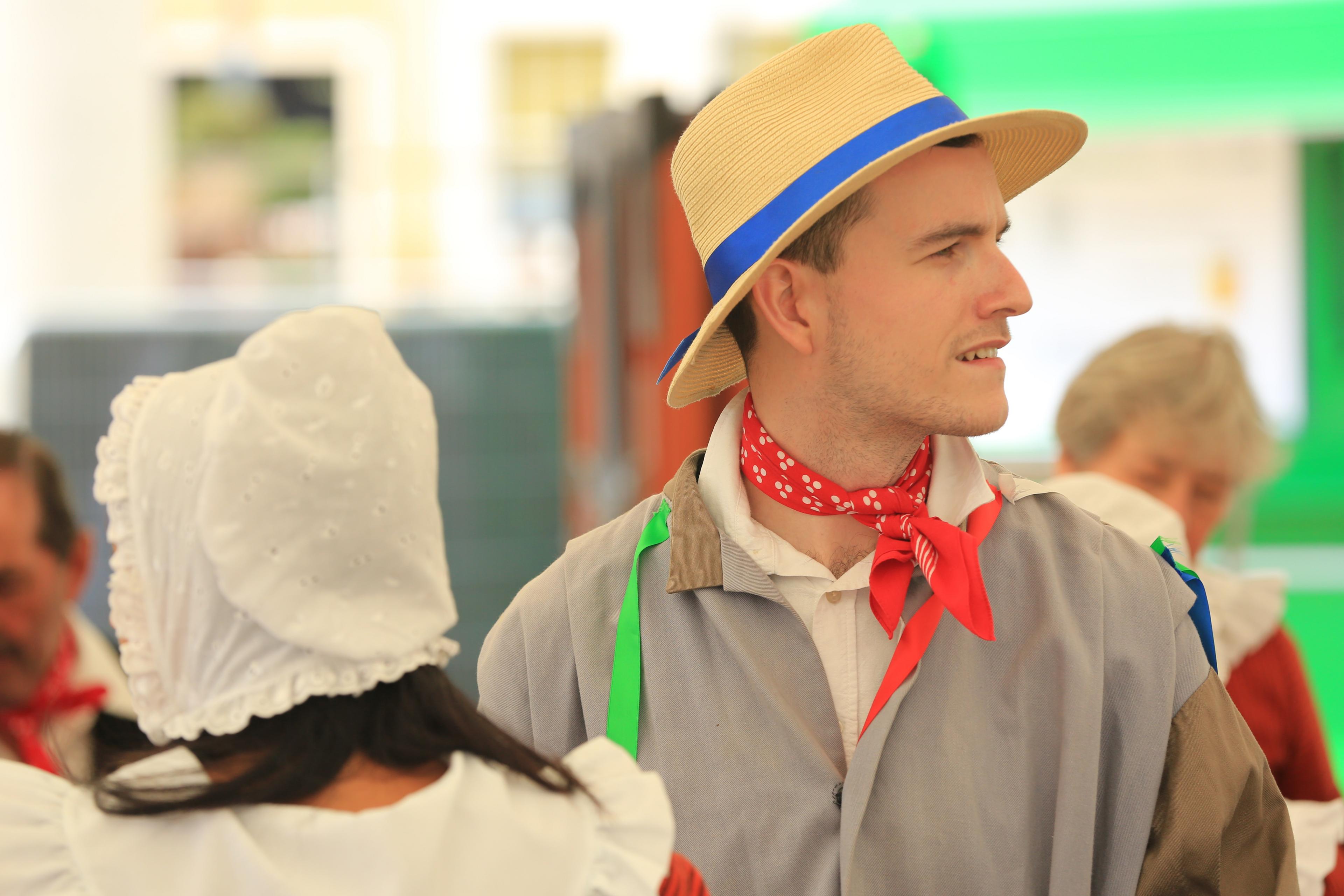 Paratoi'n feddylion i ddawnsio gwerin yn y bar Gwyrdd // Folk dancer contemplates his future