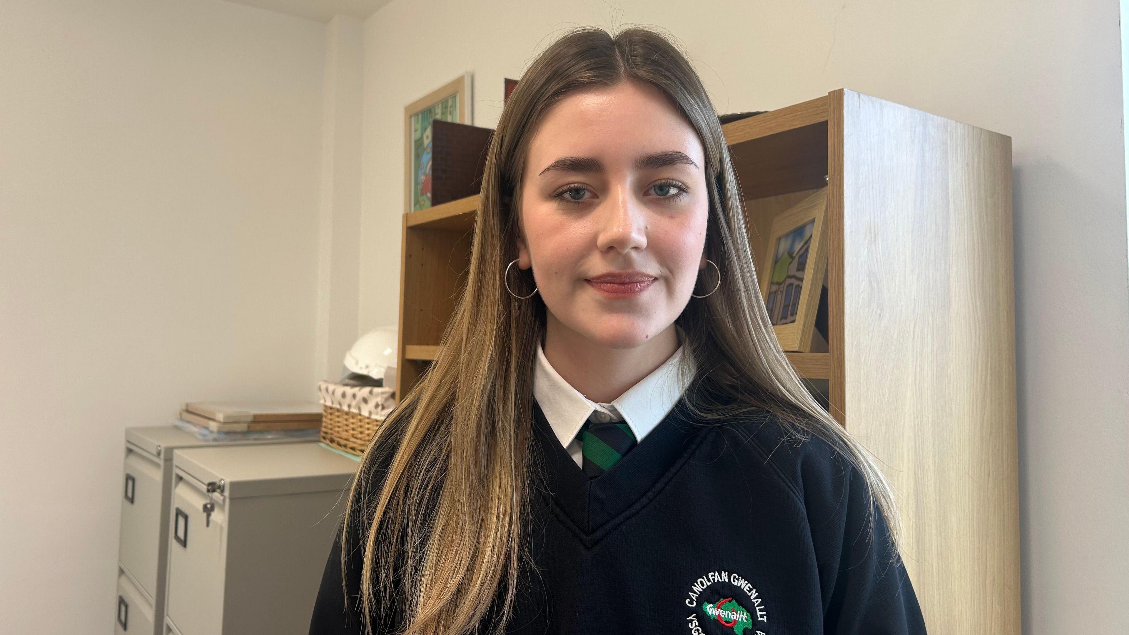 Maisie, 18, gwallt hir melyn a siwmper ddu